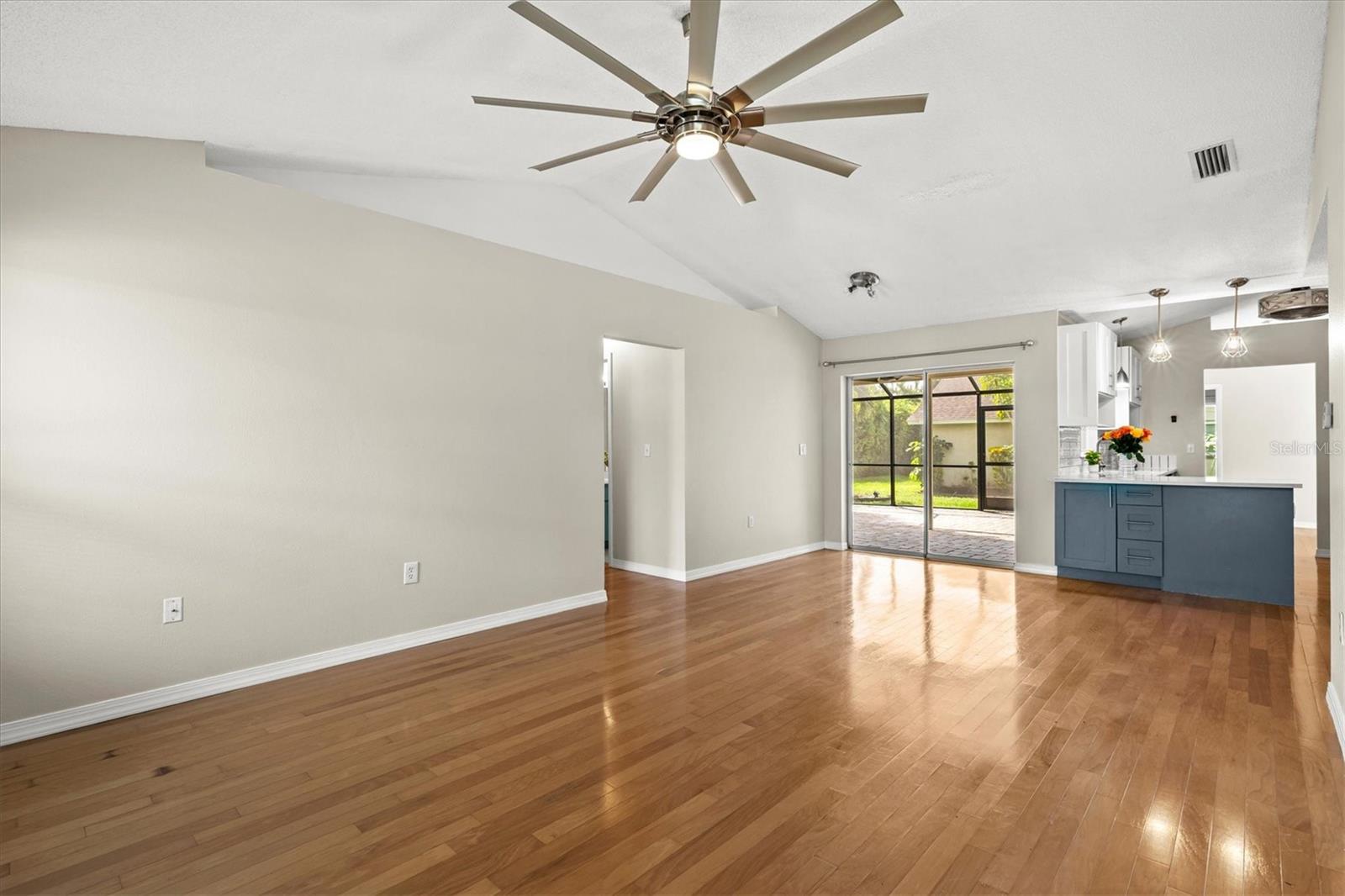 7129 QUEEN PALM CIR — photo 23