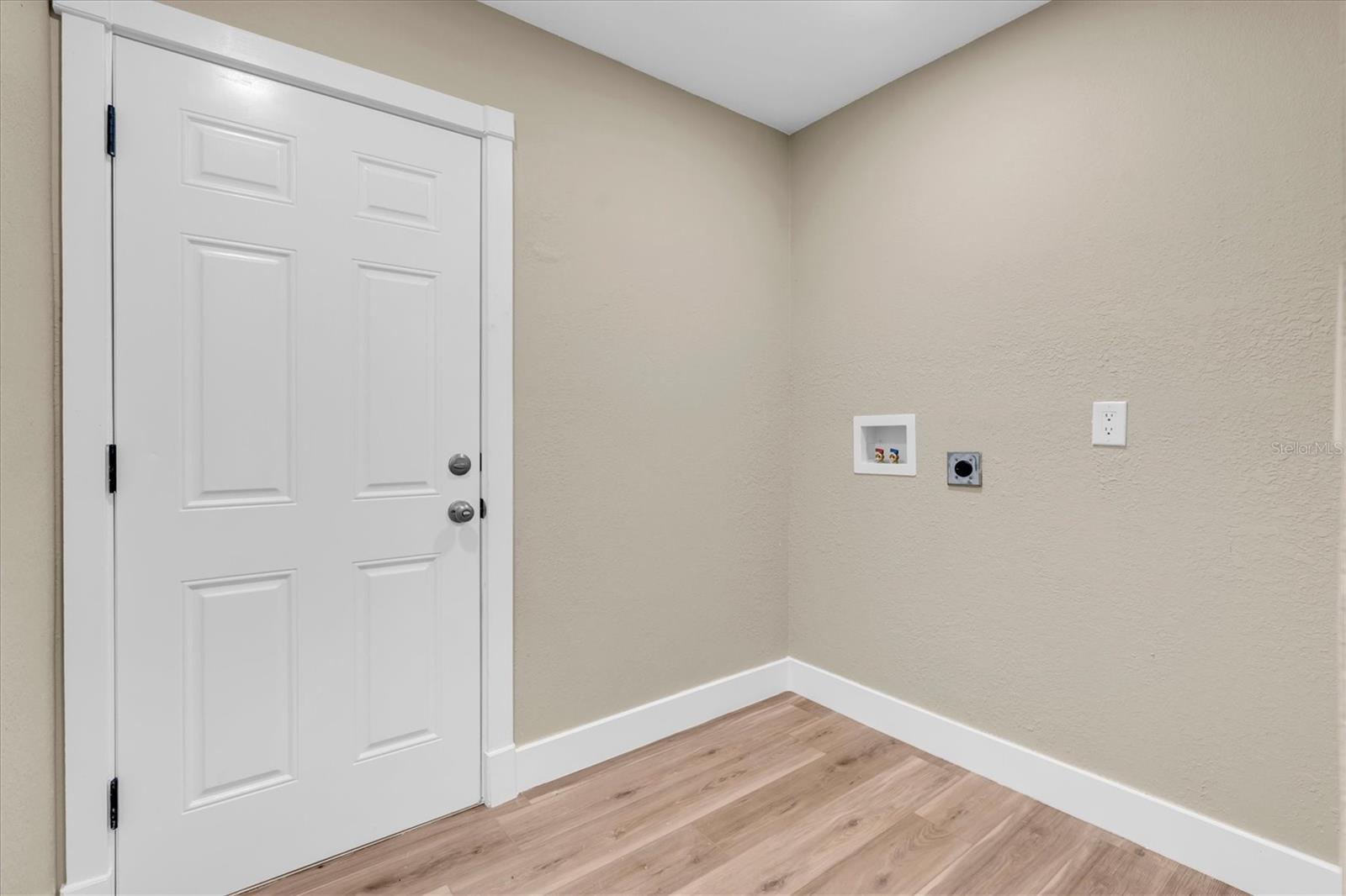 10531 MEADOW HILL DR — photo 32