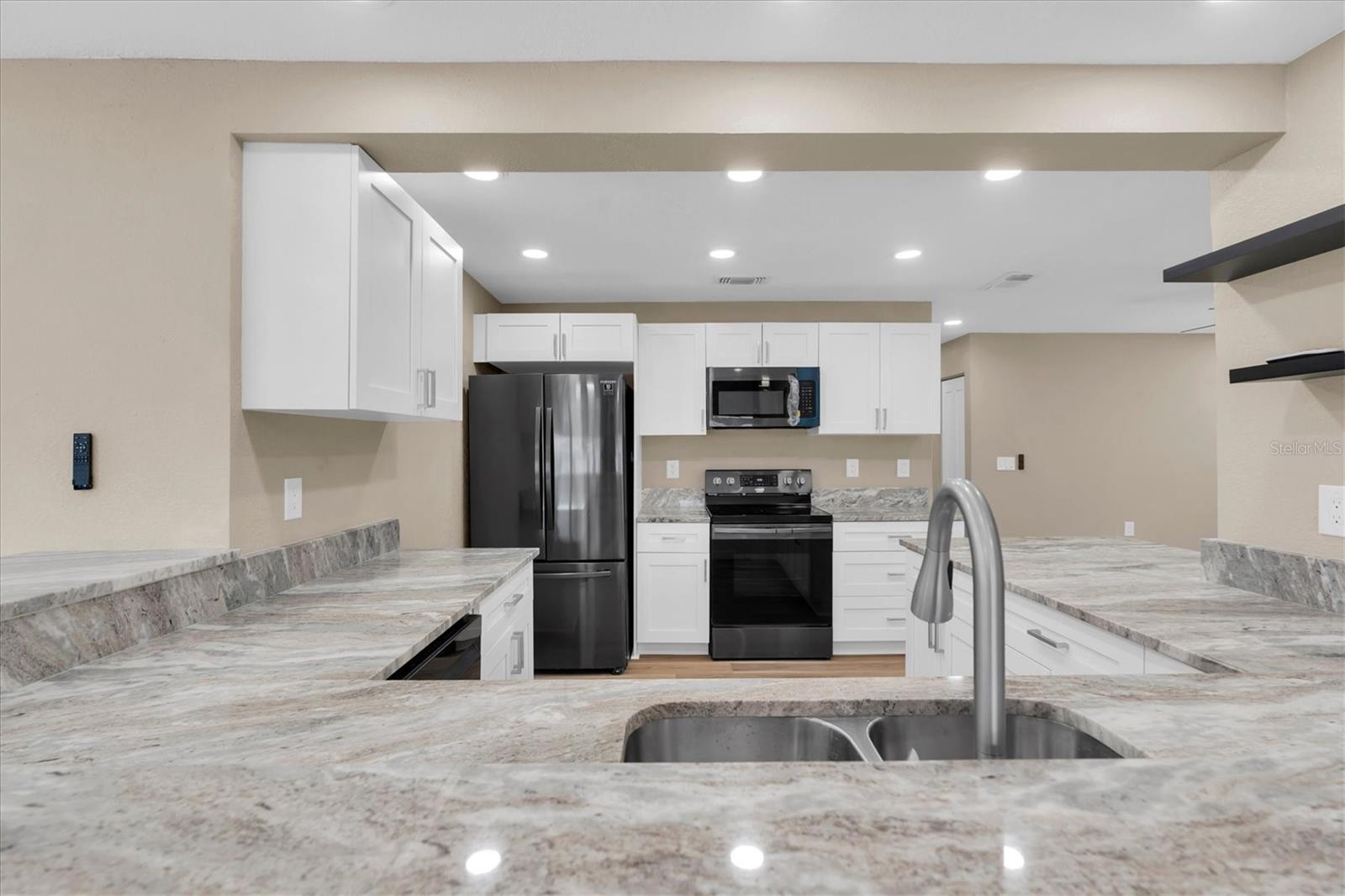 10531 MEADOW HILL DR — photo 16