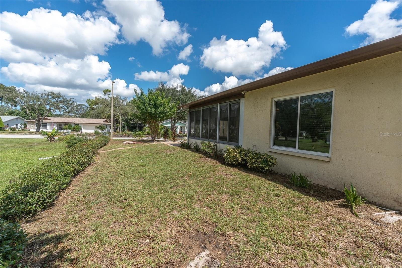 10531 MEADOW HILL DR — photo 37