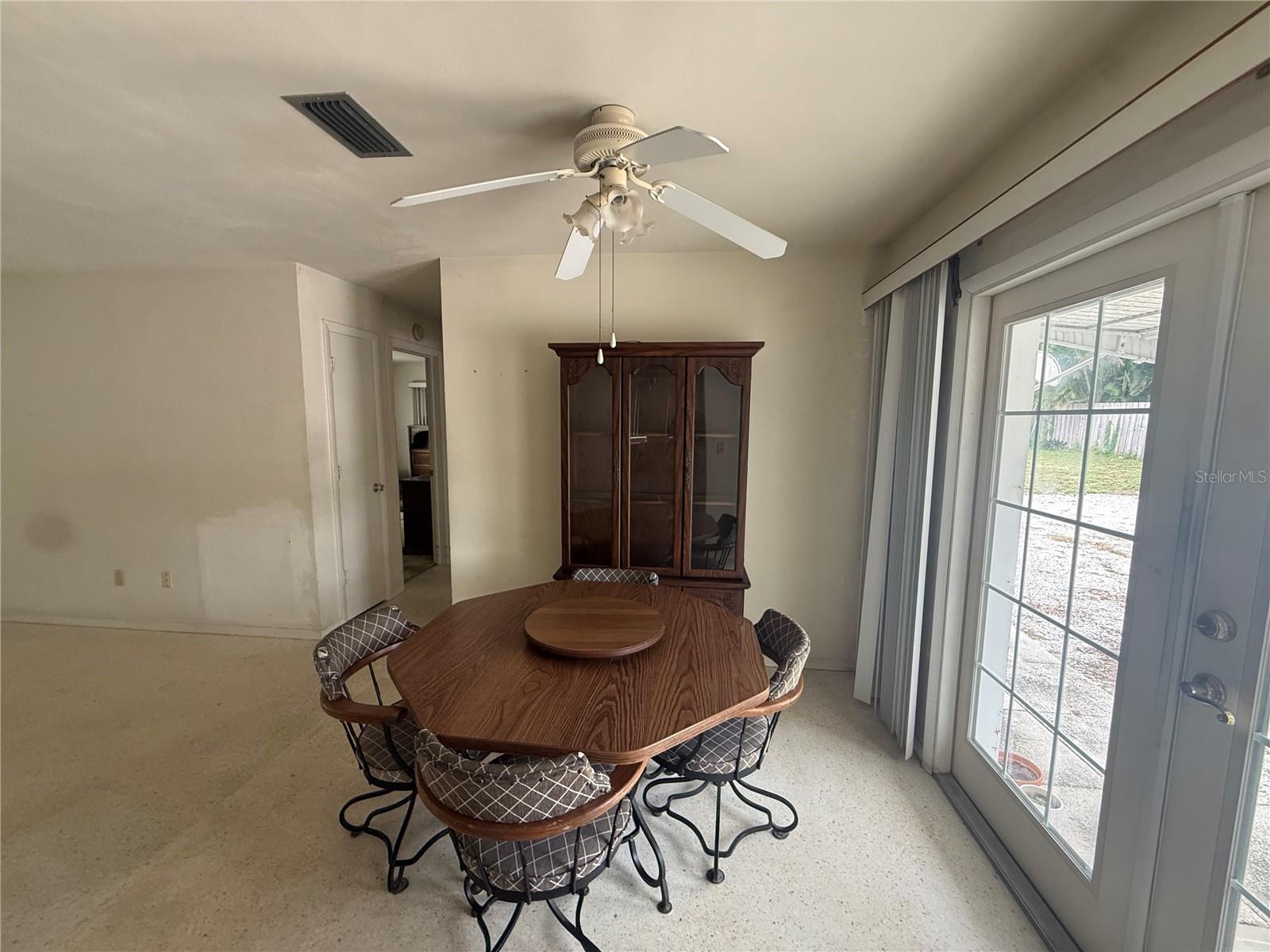 568 HILLCREST DR — photo 15