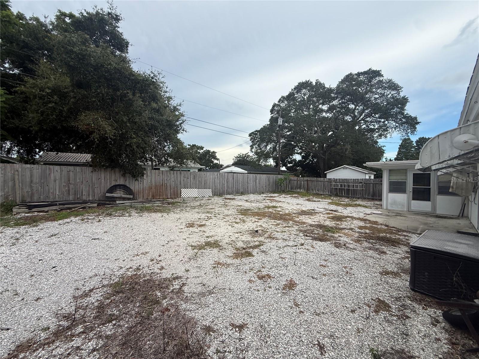 568 HILLCREST DR — photo 23