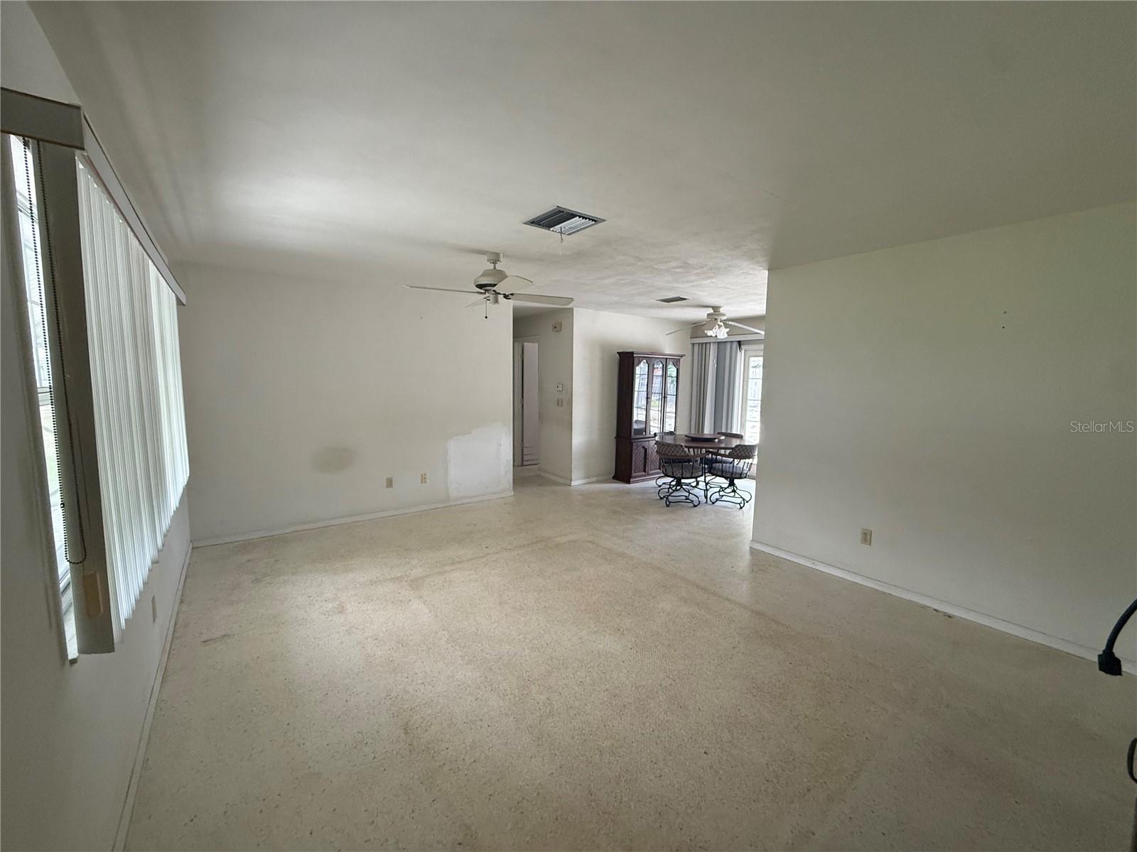 568 HILLCREST DR — photo 8