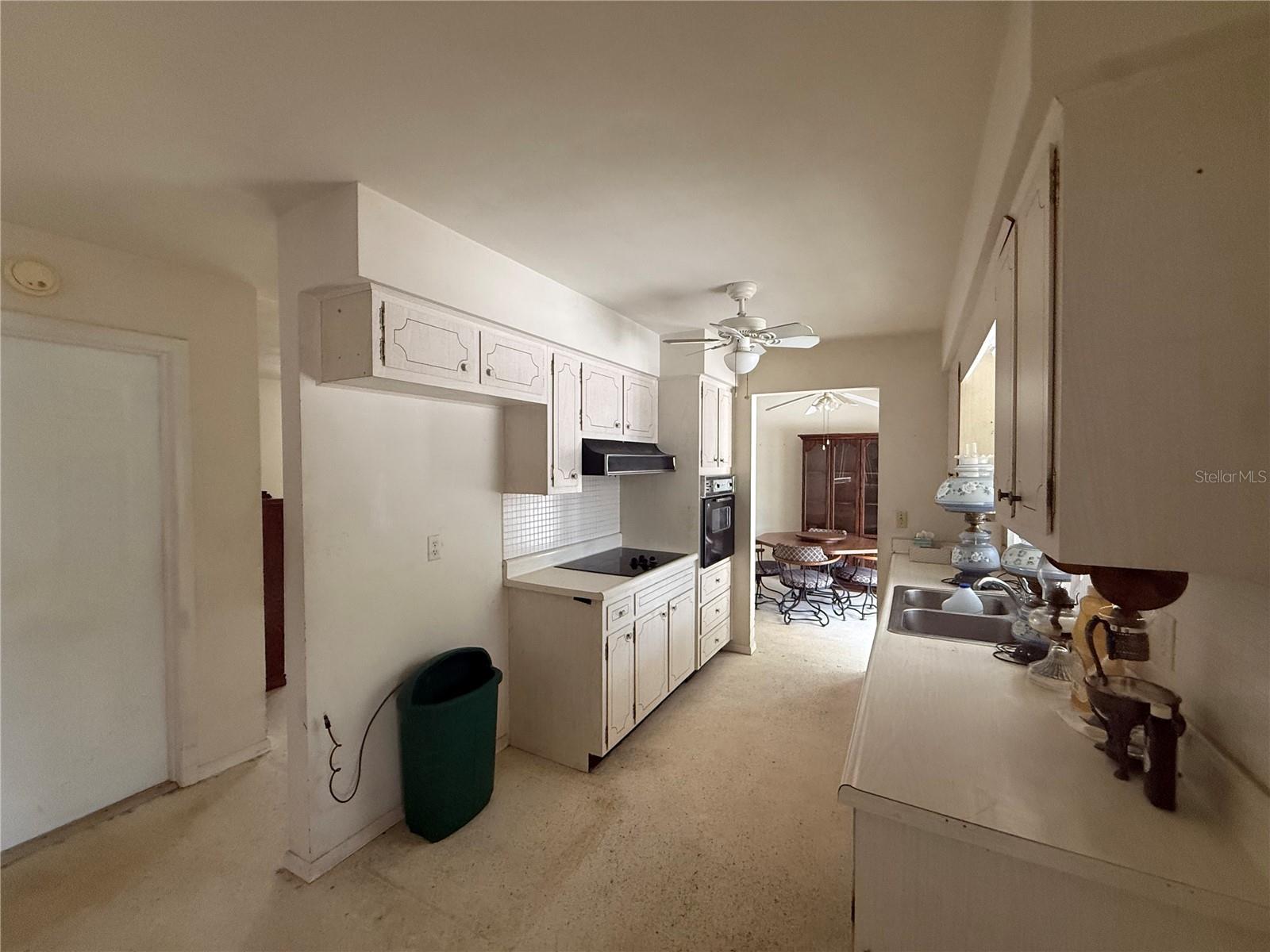 568 HILLCREST DR — photo 12