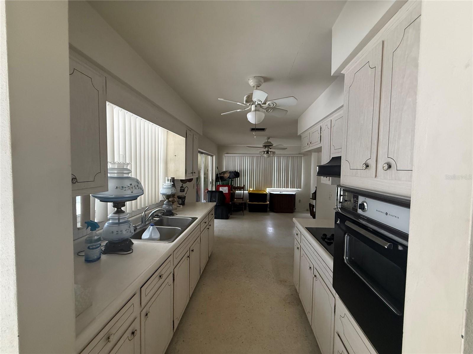 568 HILLCREST DR — photo 14
