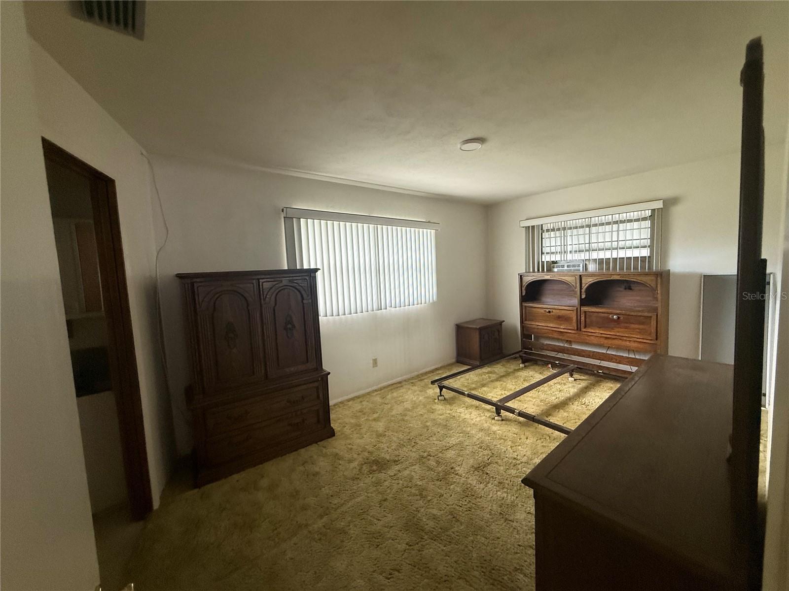 568 HILLCREST DR — photo 18