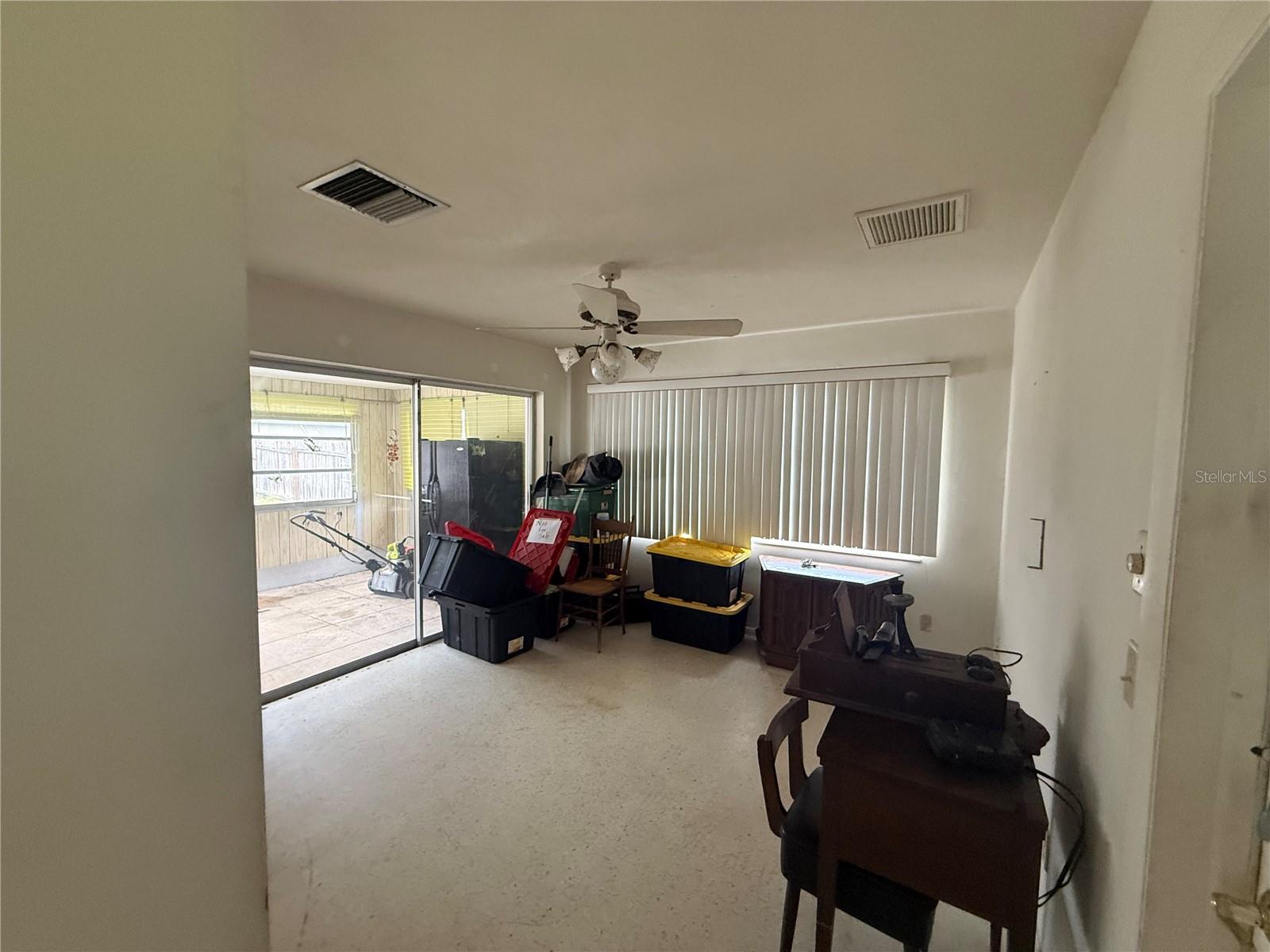 568 HILLCREST DR — photo 13