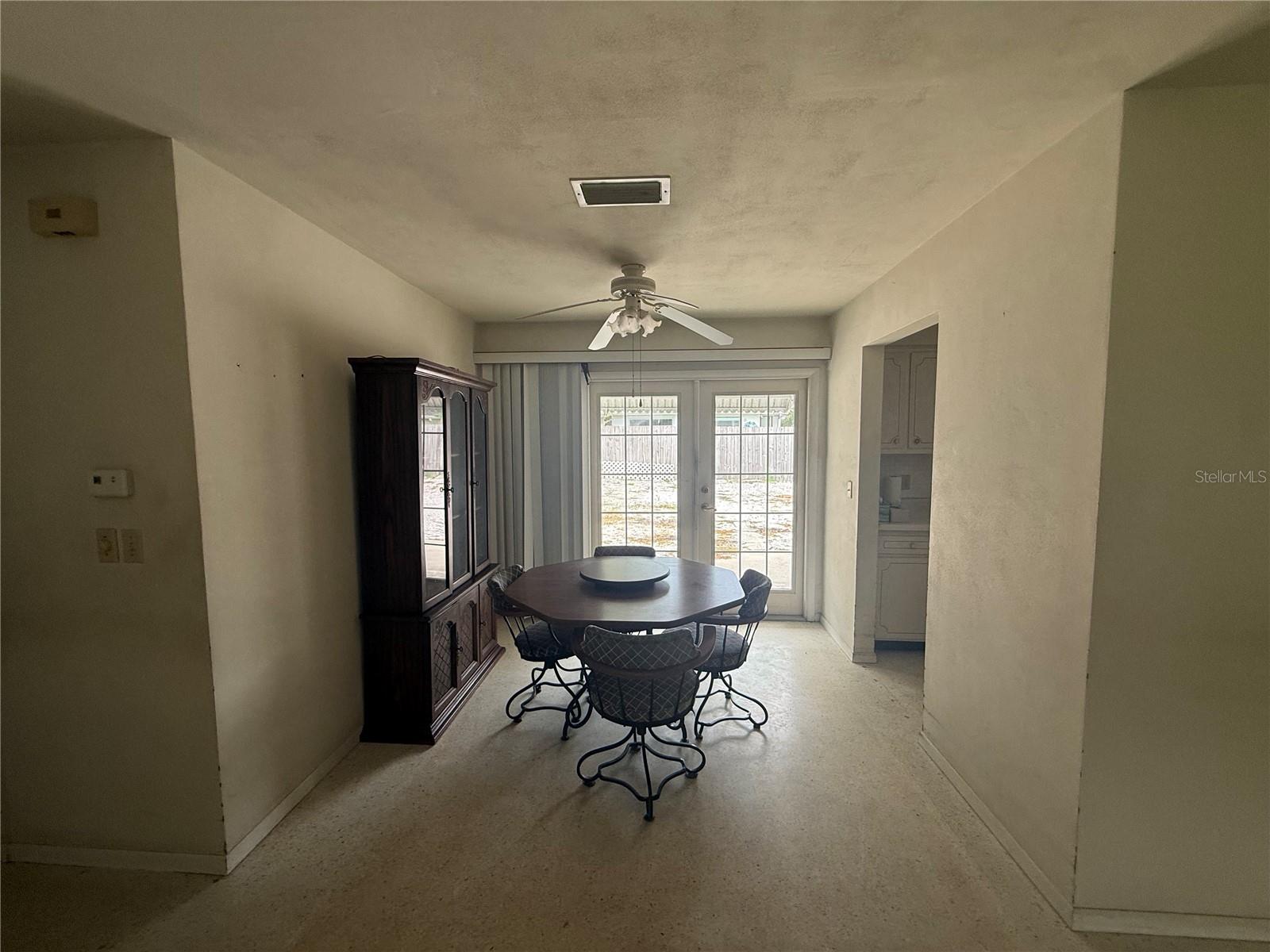 568 HILLCREST DR — photo 10