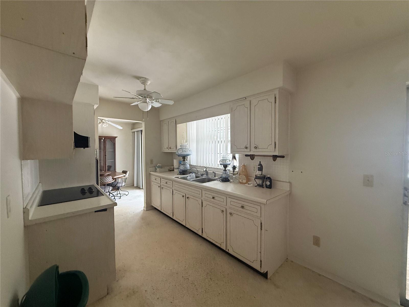 568 HILLCREST DR — photo 11