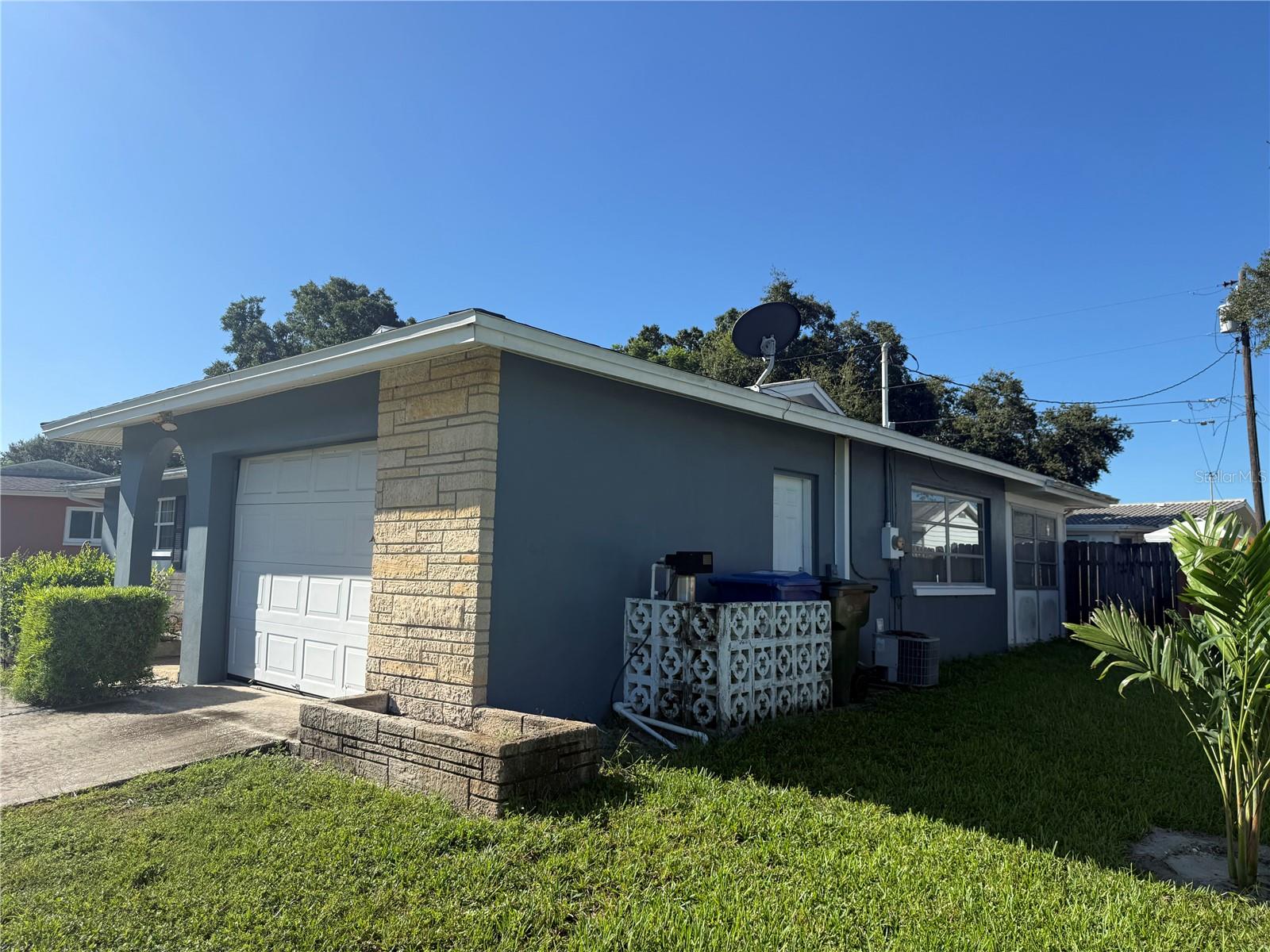 568 HILLCREST DR — photo 5