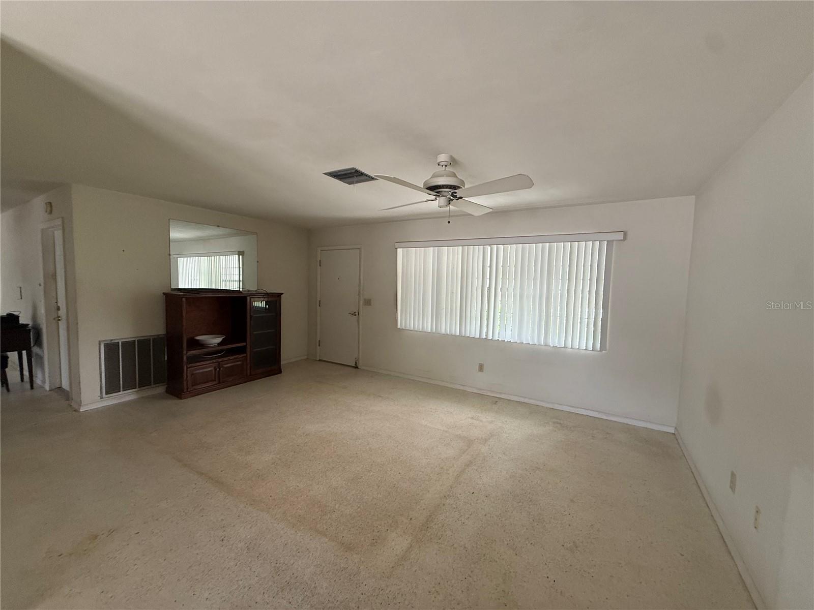 568 HILLCREST DR — photo 9