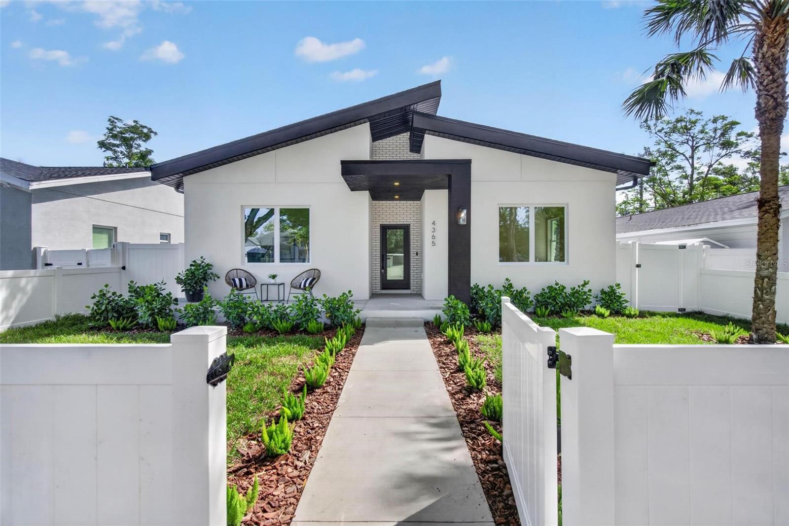 4365 IRIS ST N — photo 2