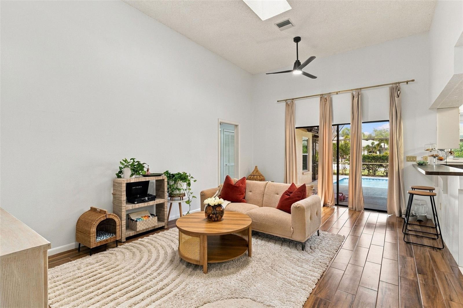 1144 HOOVER ST — photo 4
