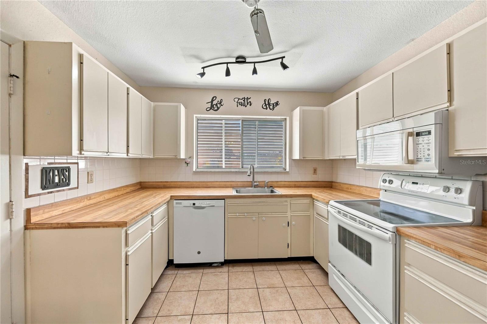 5858 KENWOOD DR — photo 8