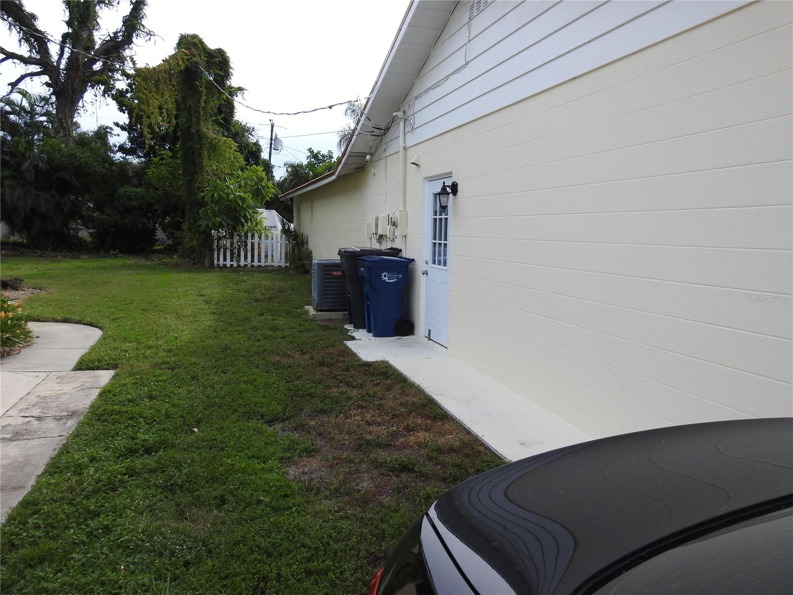 7611 SENRAB DR — photo 3