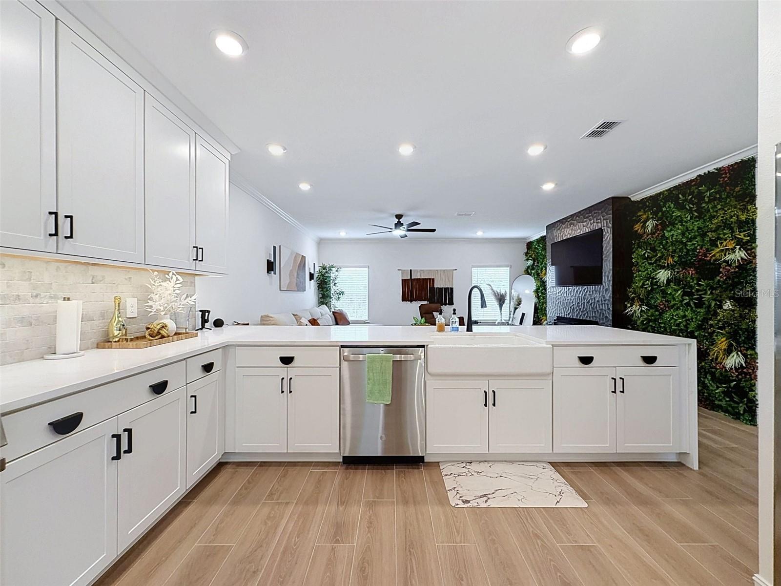 1511 W CHESTNUT ST — photo 16