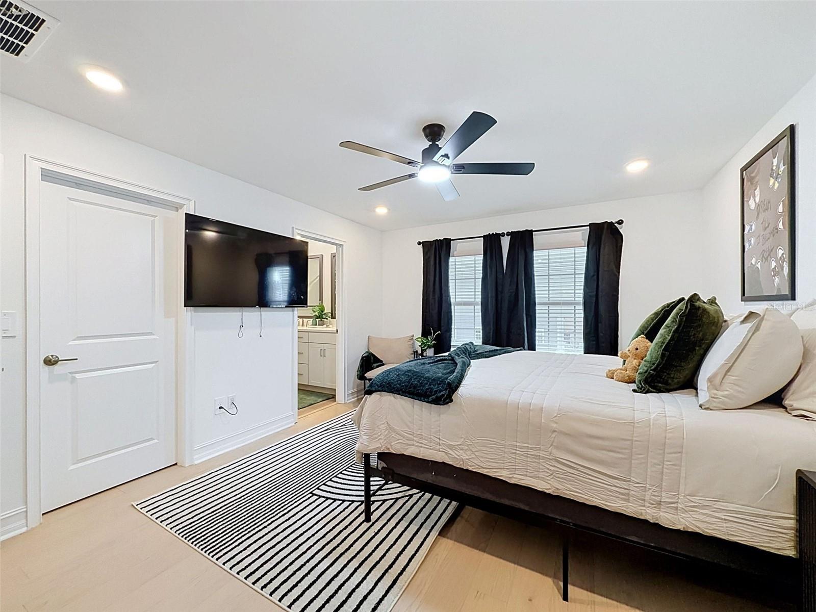 1511 W CHESTNUT ST — photo 31