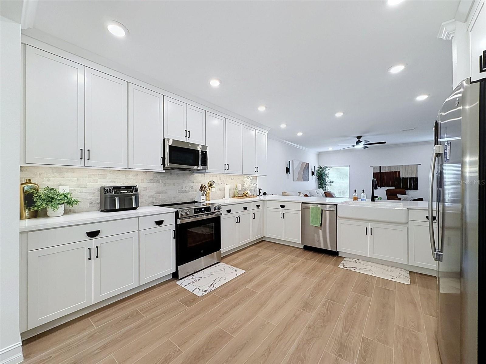 1511 W CHESTNUT ST — photo 15