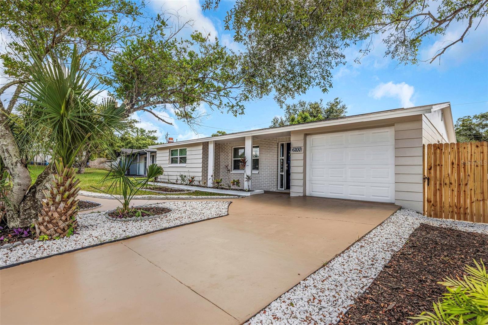 6200 EMERALD DR — photo 2