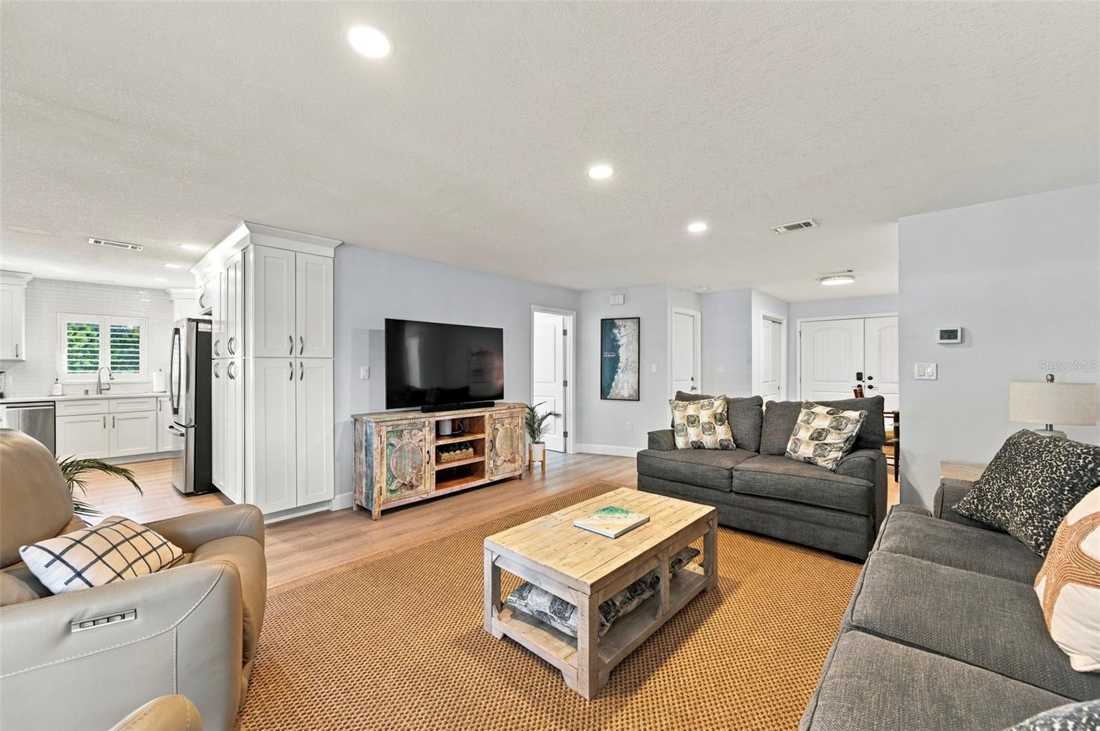 6027 BEVERLY DR — photo 9