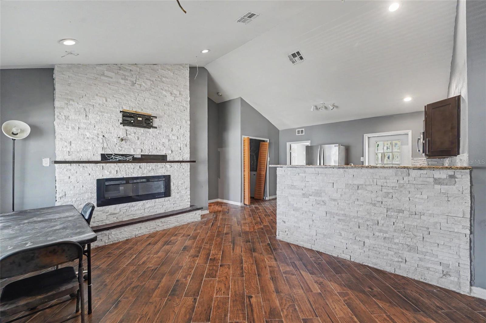 6706 SANDRA DR — photo 3