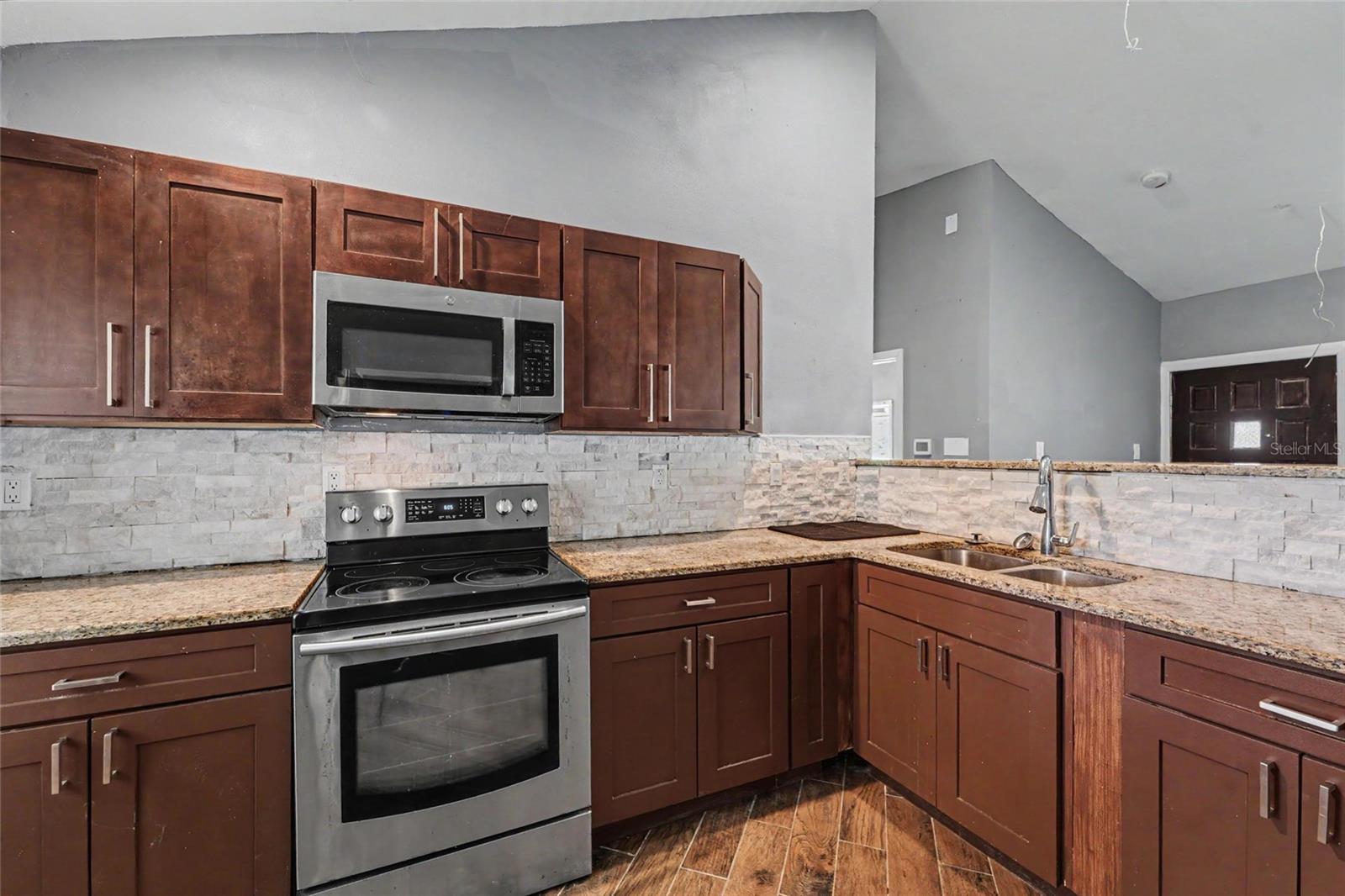 6706 SANDRA DR — photo 7
