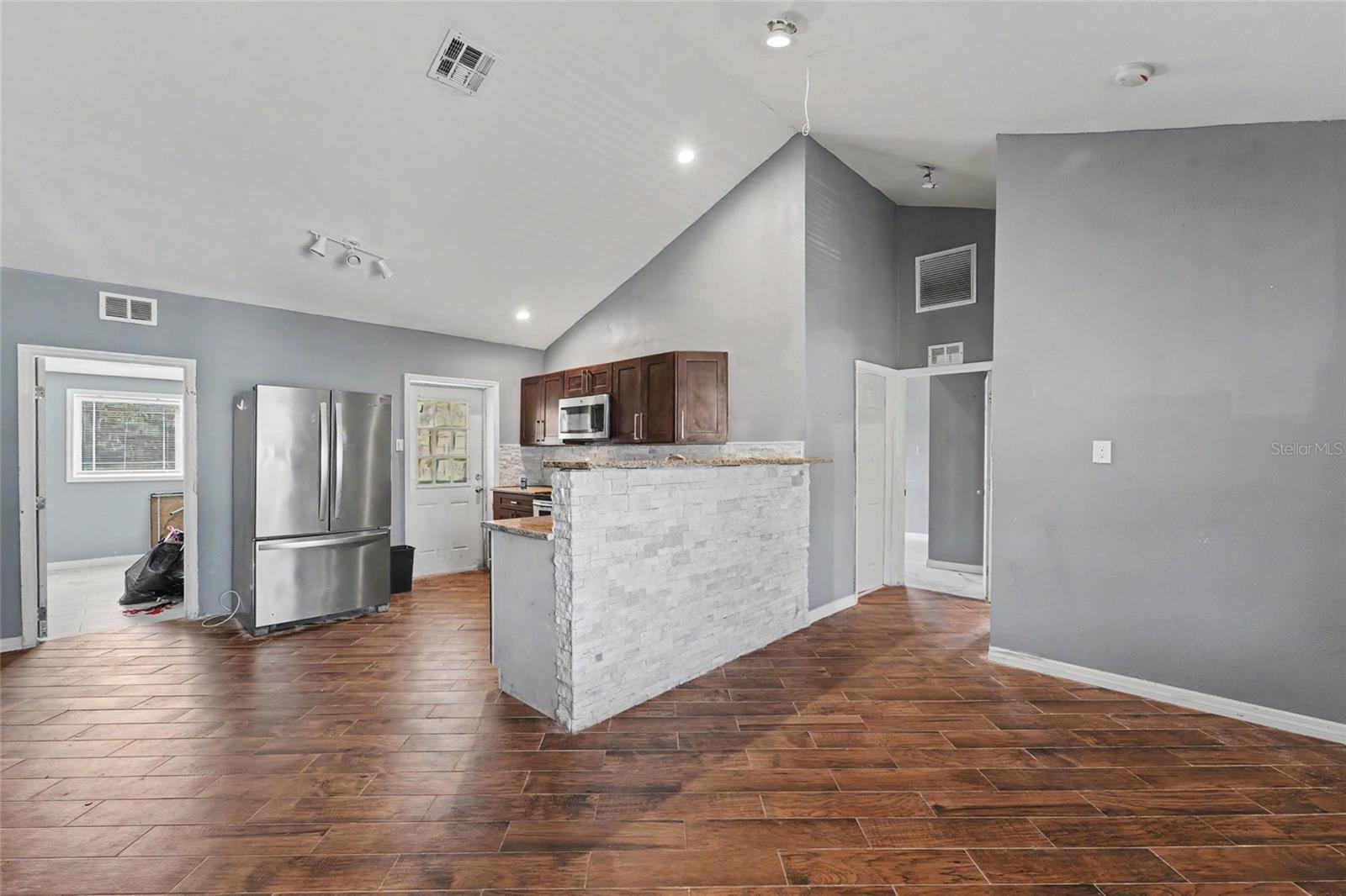 6706 SANDRA DR — photo 5