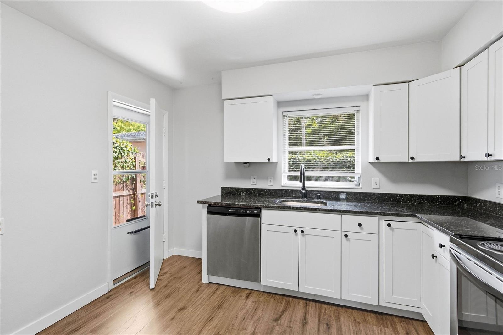 254 PLUMOSA DR — photo 5