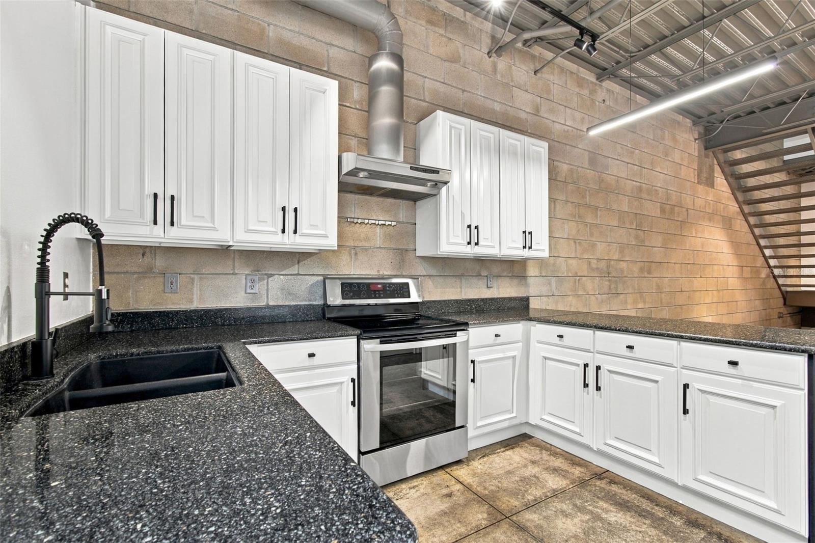 2509 W AZEELE ST — photo 14