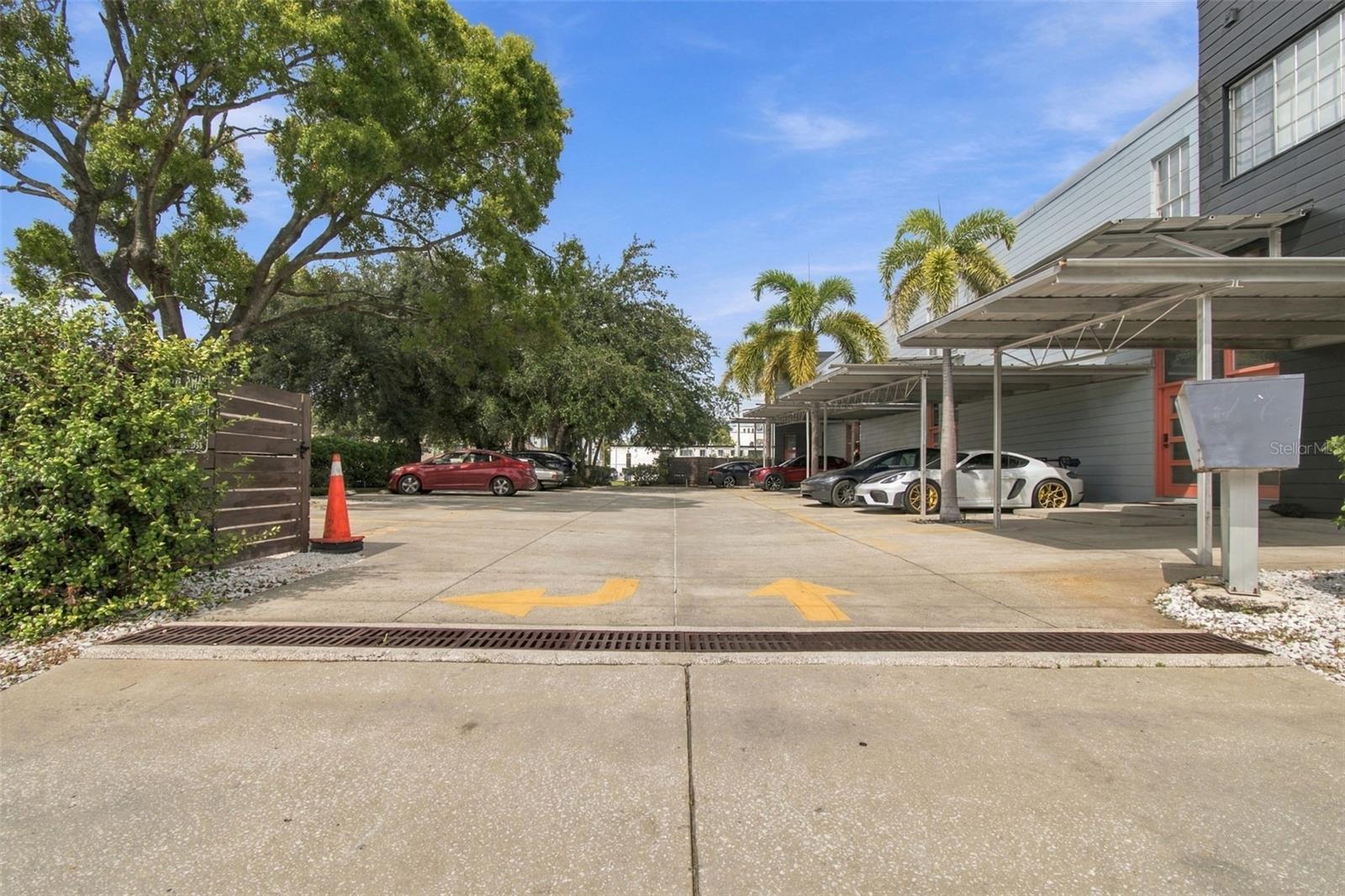 2509 W AZEELE ST — photo 46