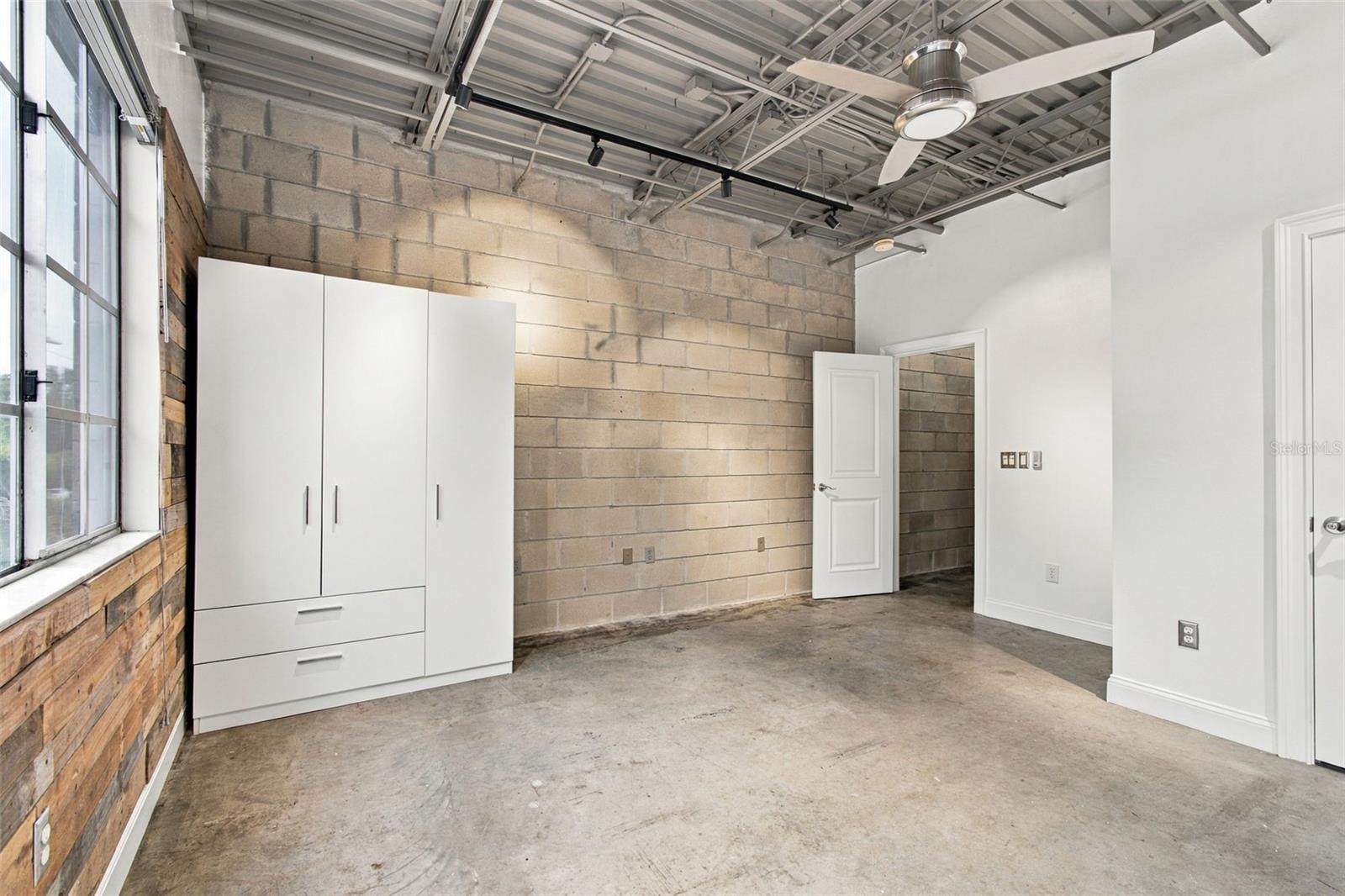 2509 W AZEELE ST — photo 23