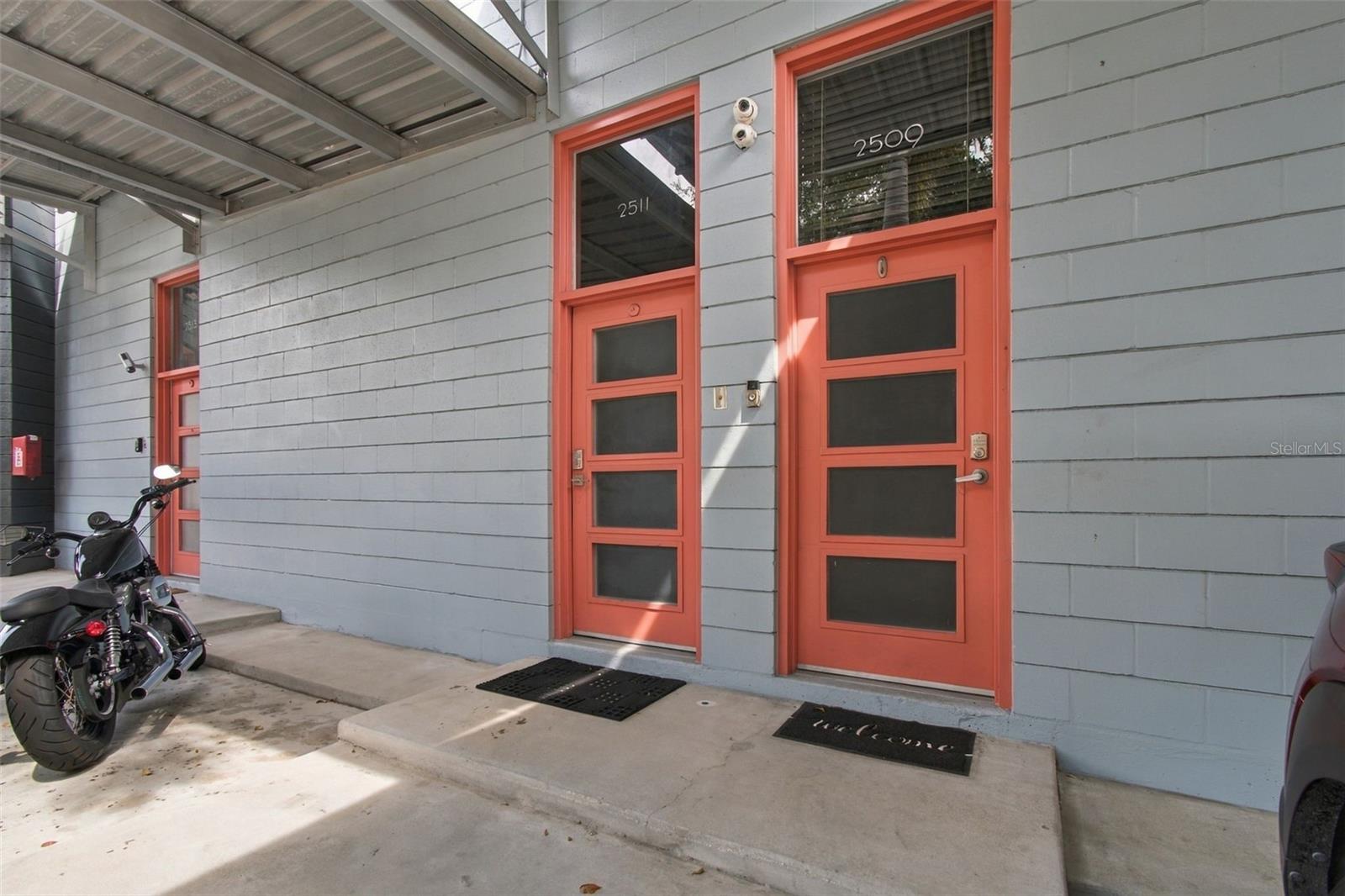 2509 W AZEELE ST — photo 2