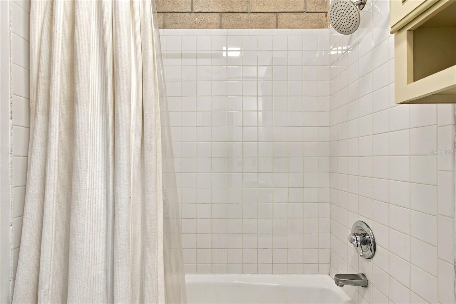 2509 W AZEELE ST — photo 36