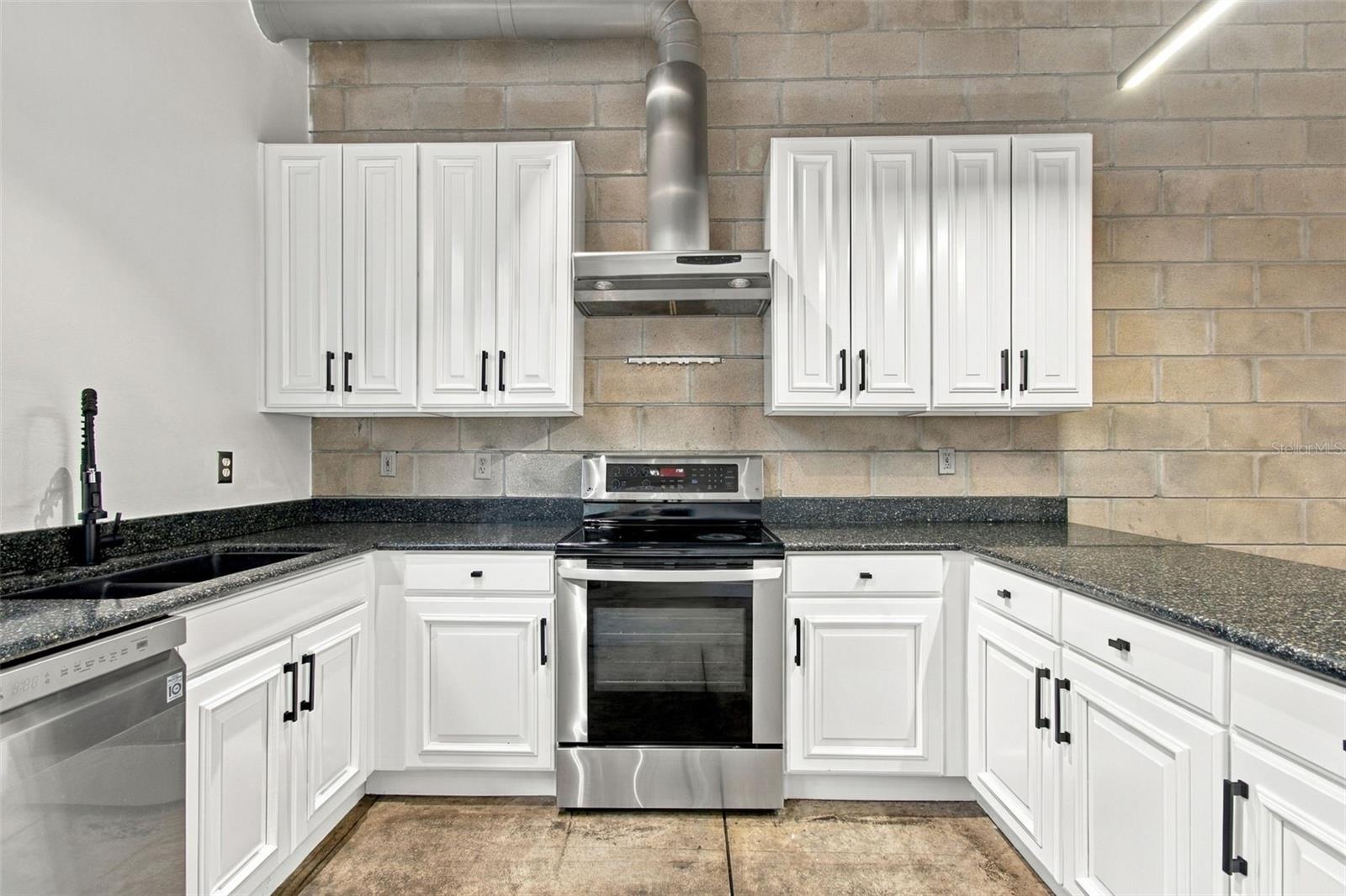 2509 W AZEELE ST — photo 13
