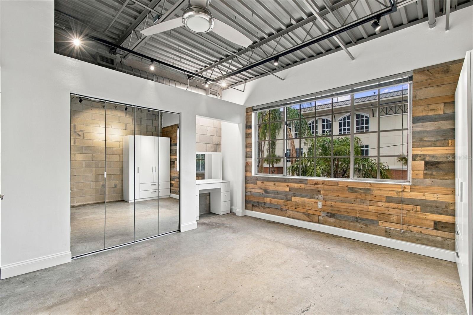 2509 W AZEELE ST — photo 19