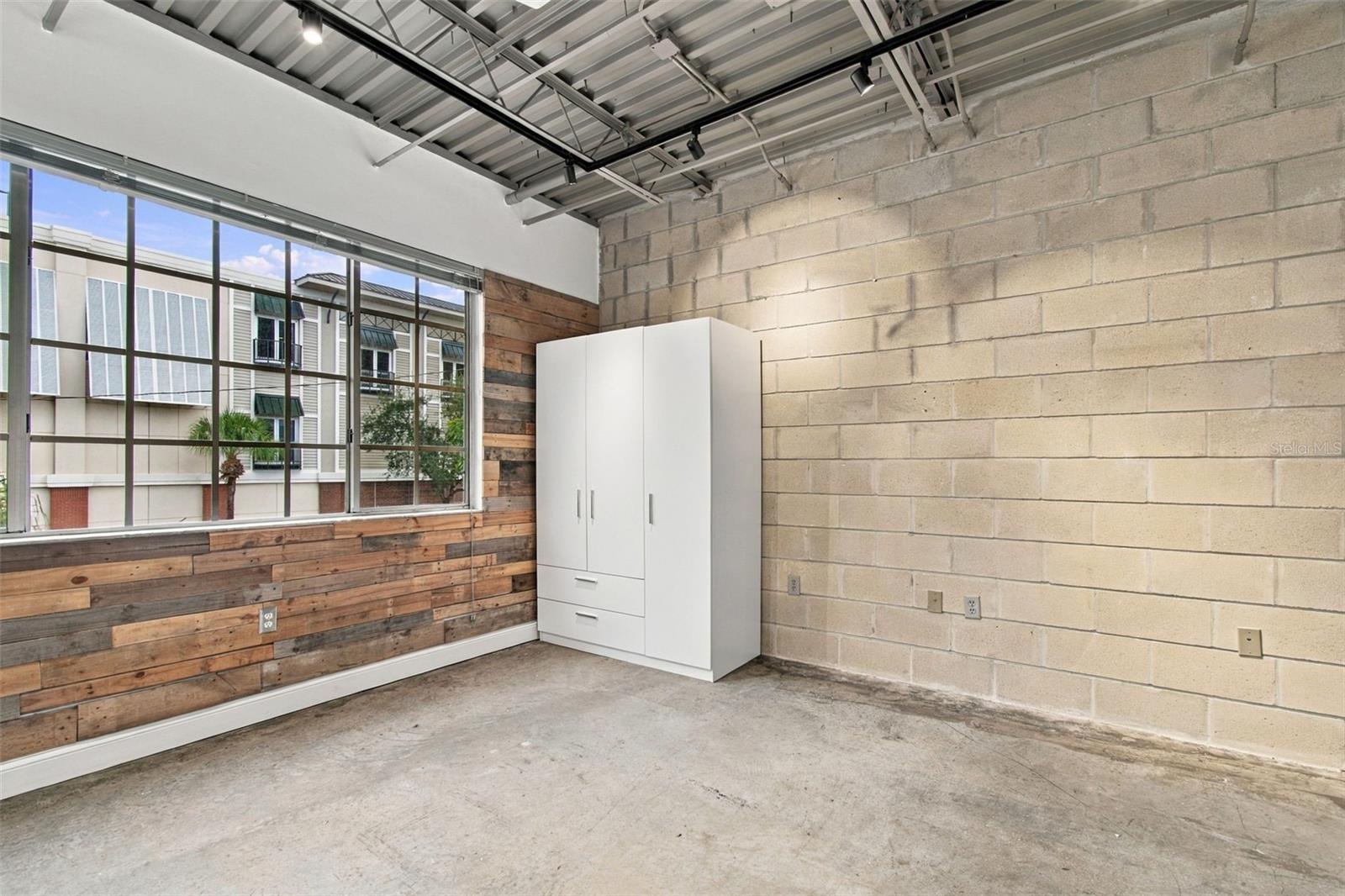 2509 W AZEELE ST — photo 22