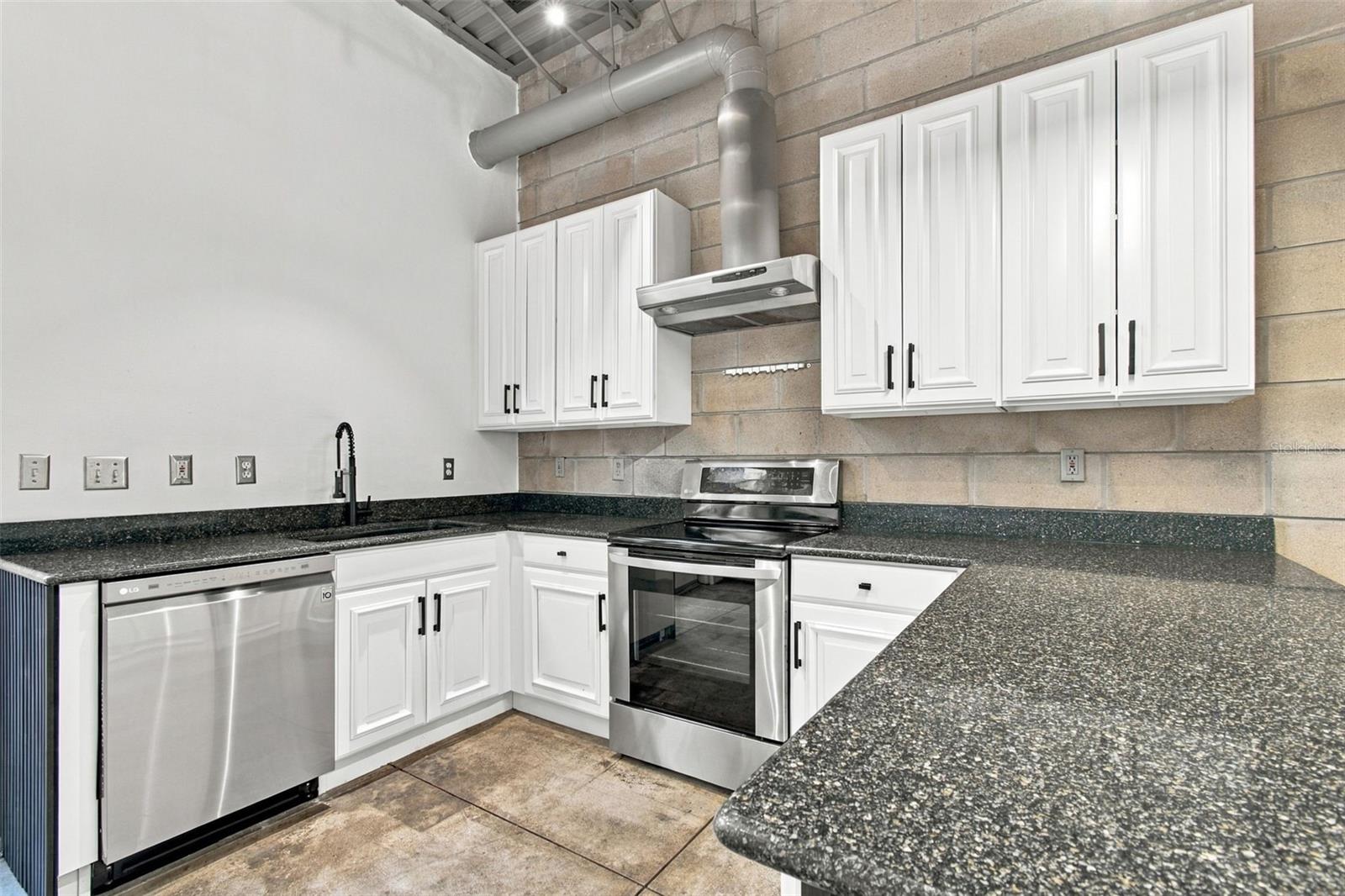 2509 W AZEELE ST — photo 12