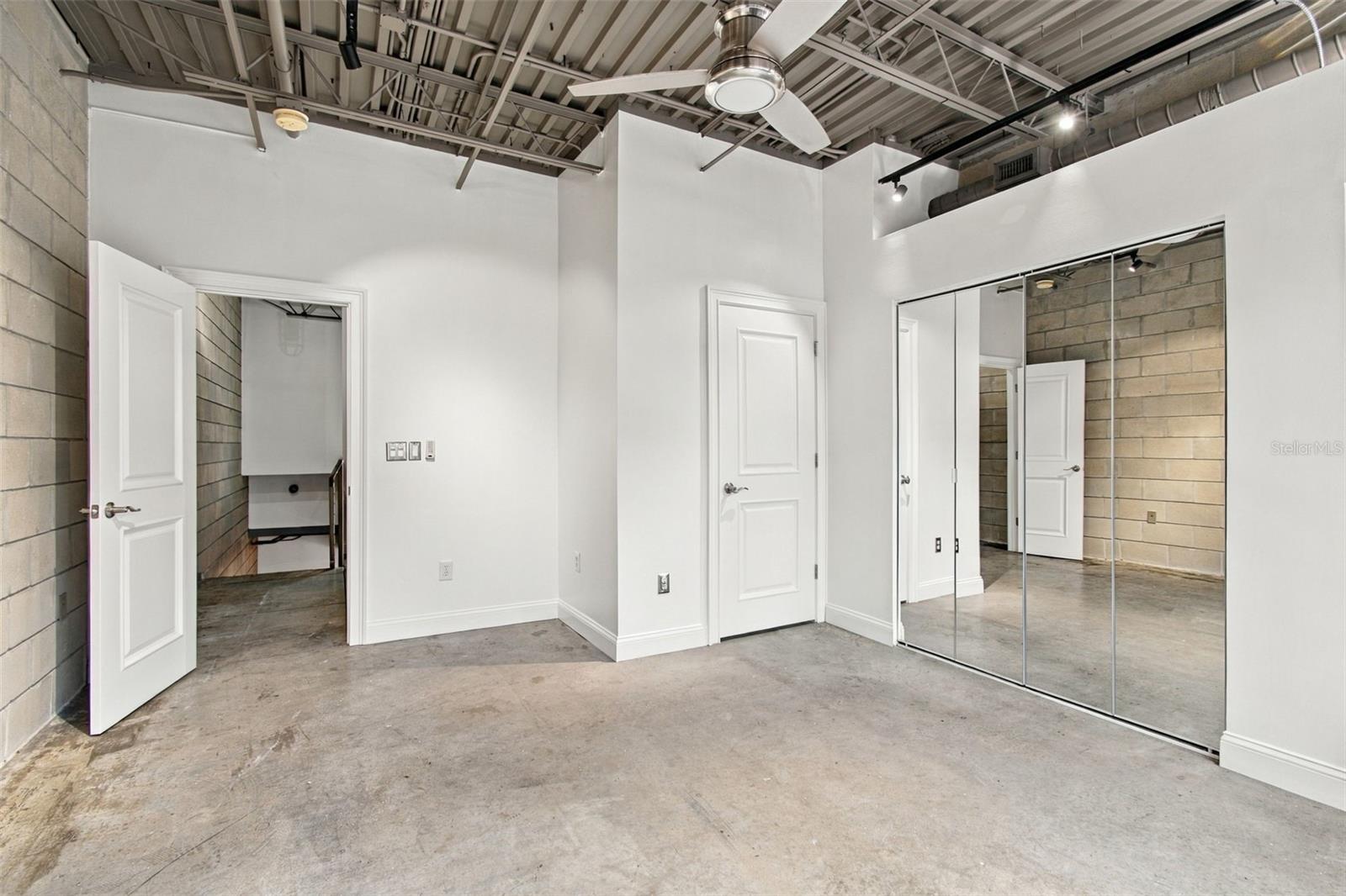 2509 W AZEELE ST — photo 24