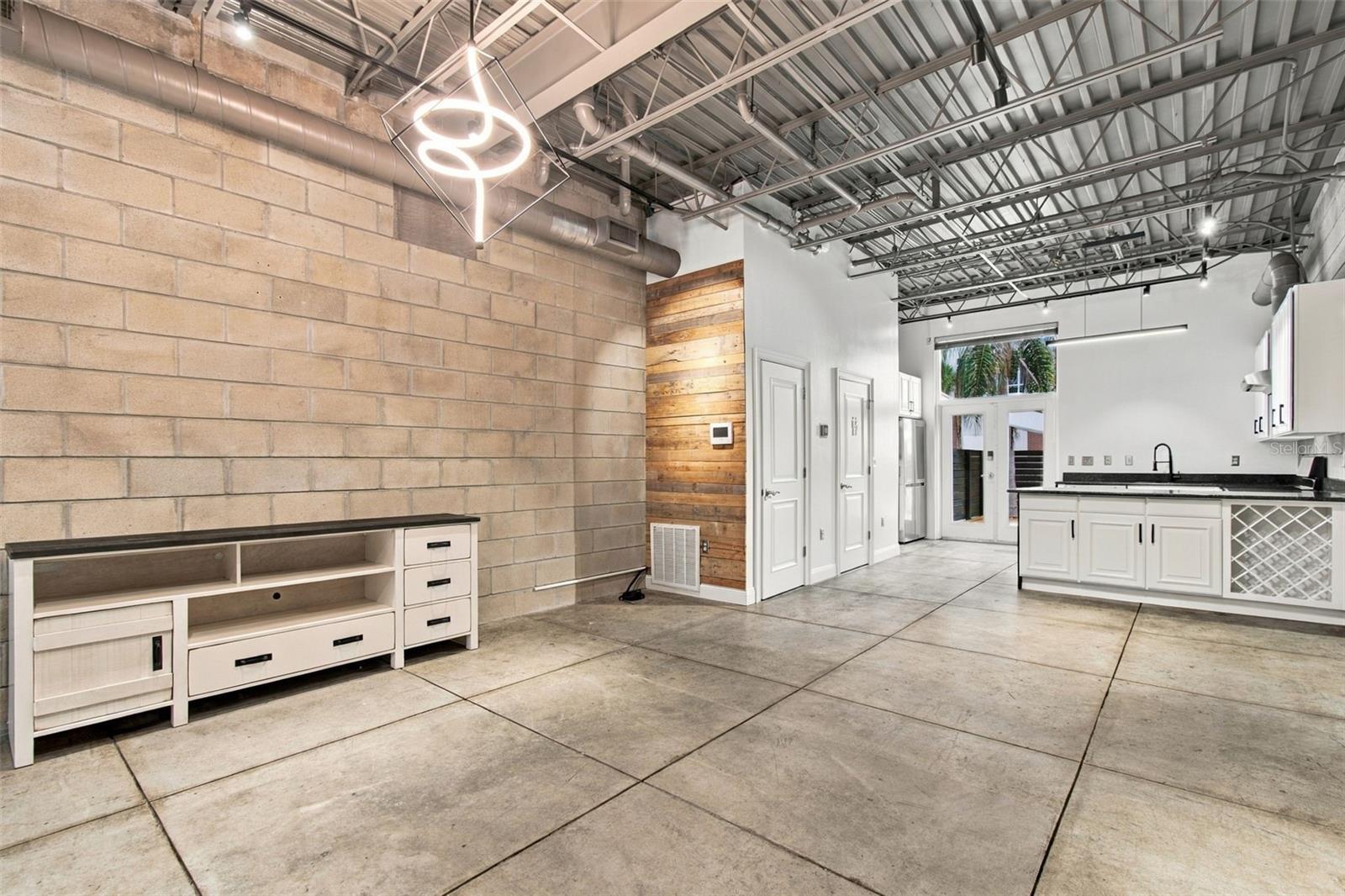 2509 W AZEELE ST — photo 6
