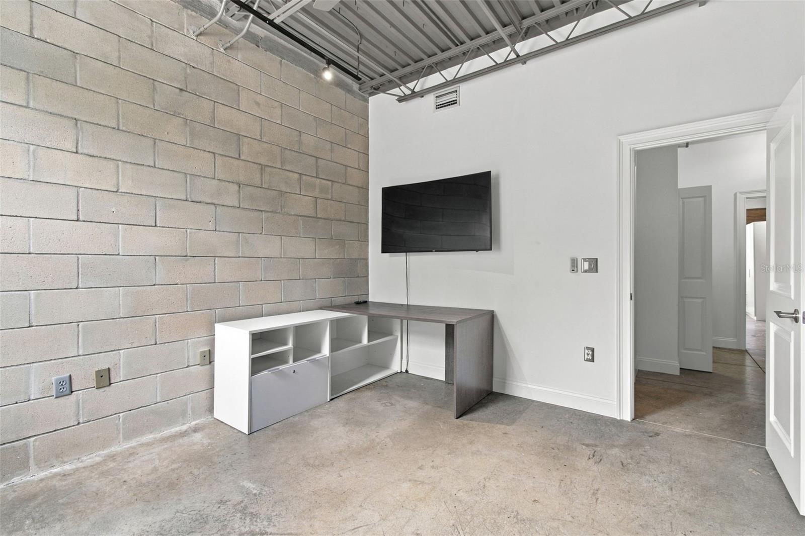 2509 W AZEELE ST — photo 30