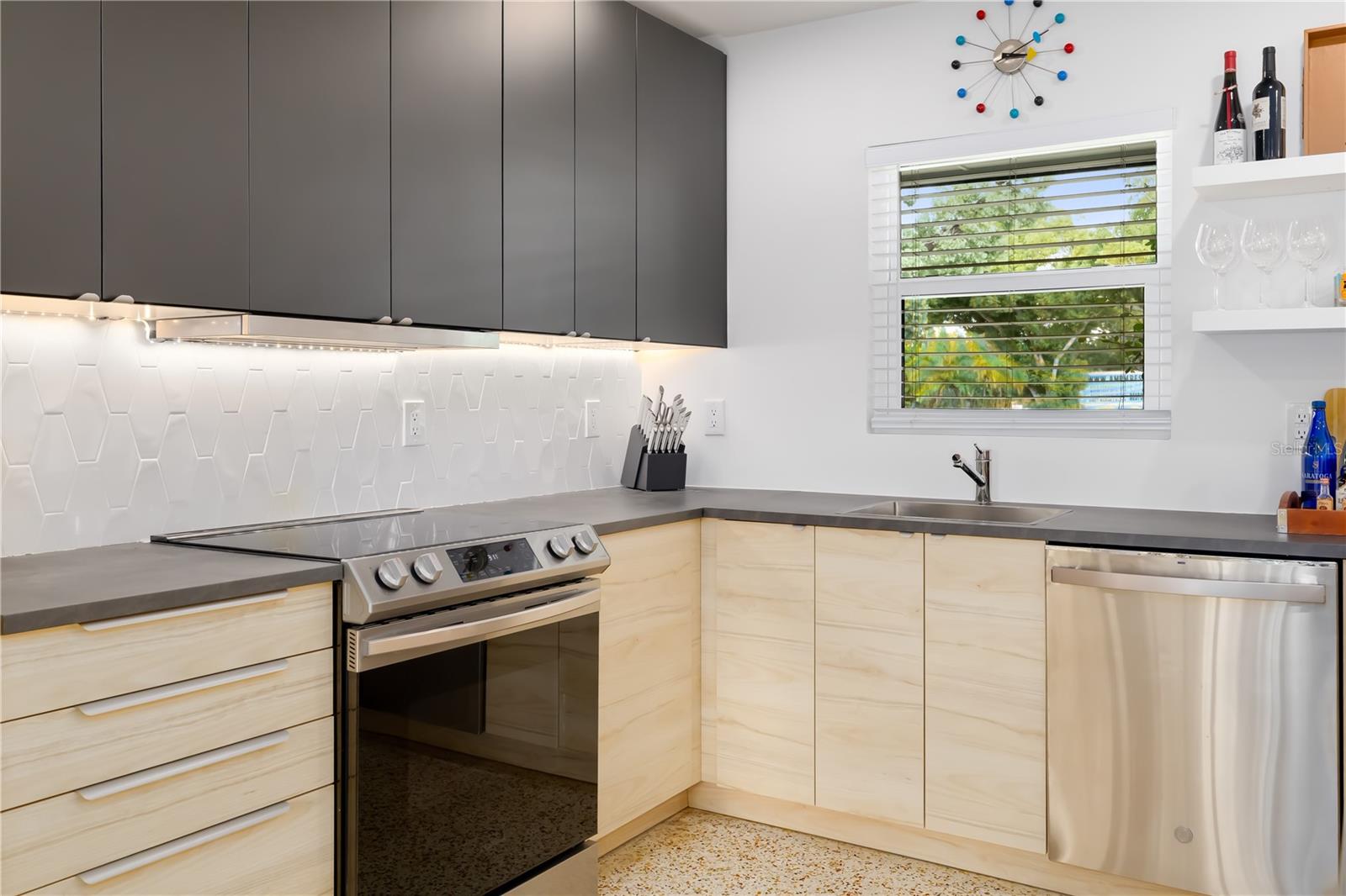 3402 S SCHOOL AVE — photo 17