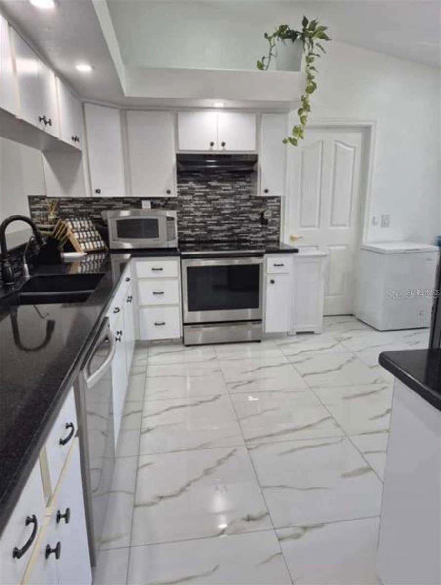 5451 TROPIC DR — photo 9