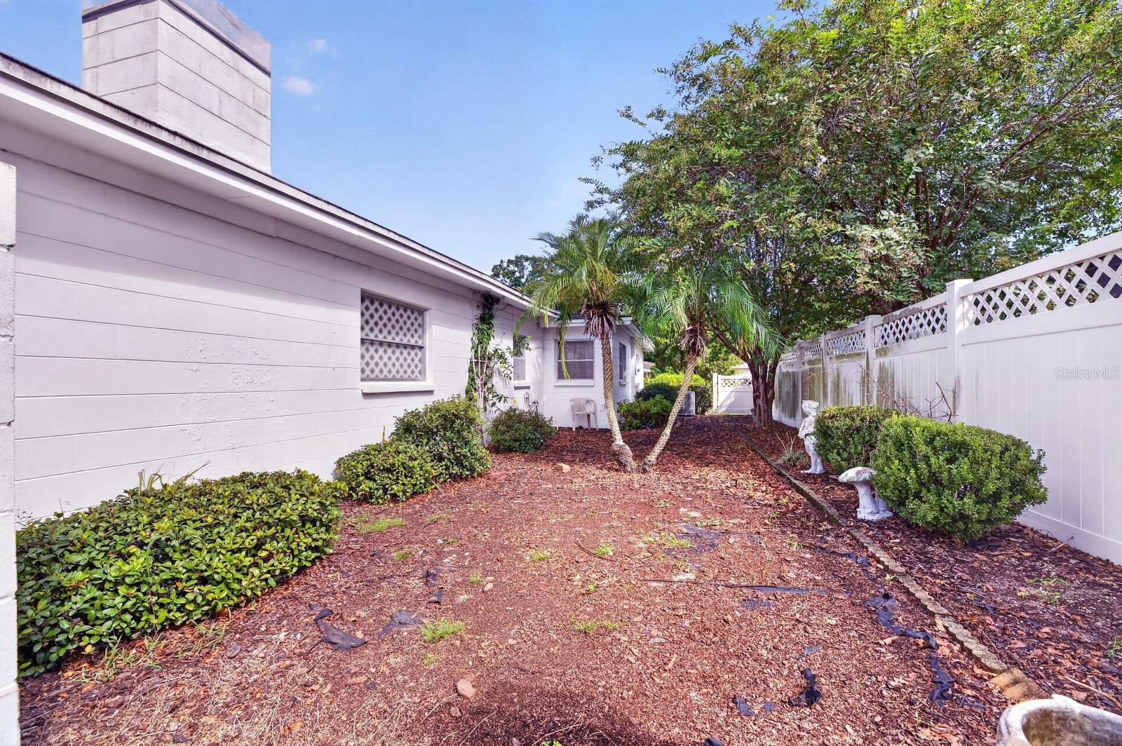 521 S LARRY CIR — photo 40