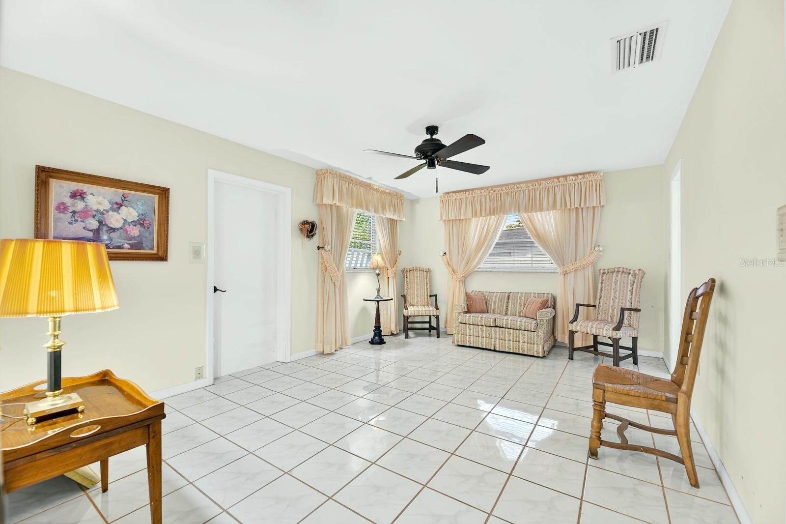 521 S LARRY CIR — photo 8