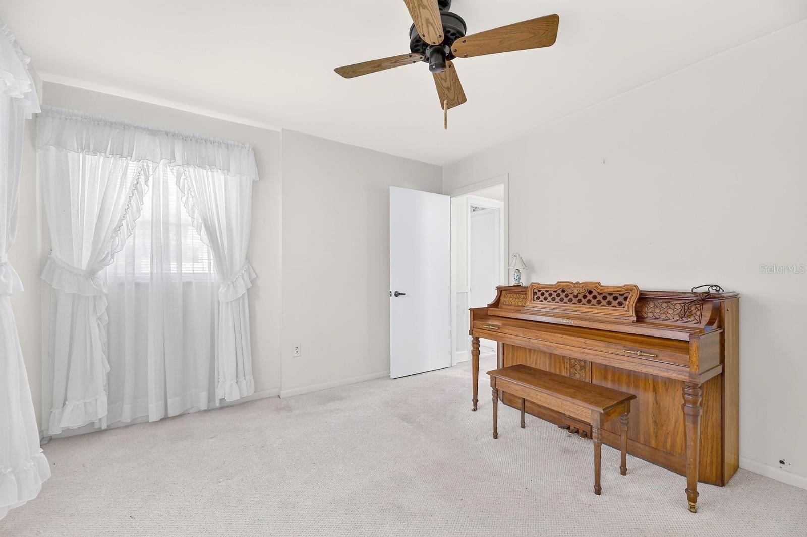 521 S LARRY CIR — photo 18