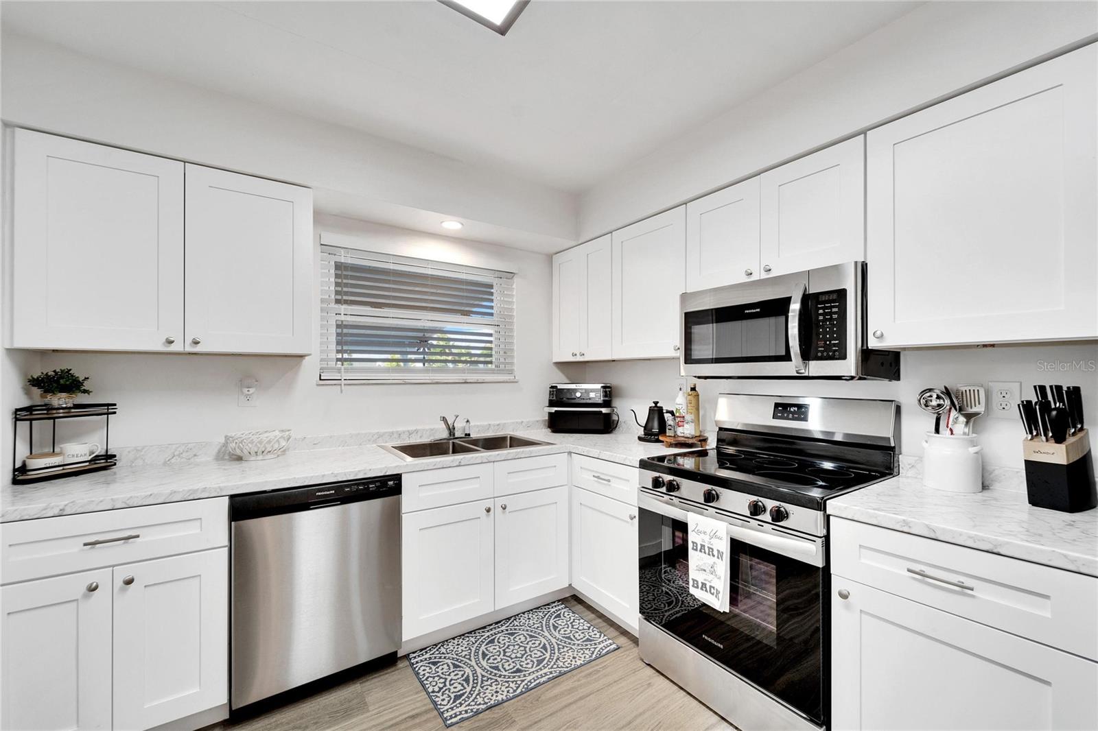 1216 HACIENDA DR — photo 16