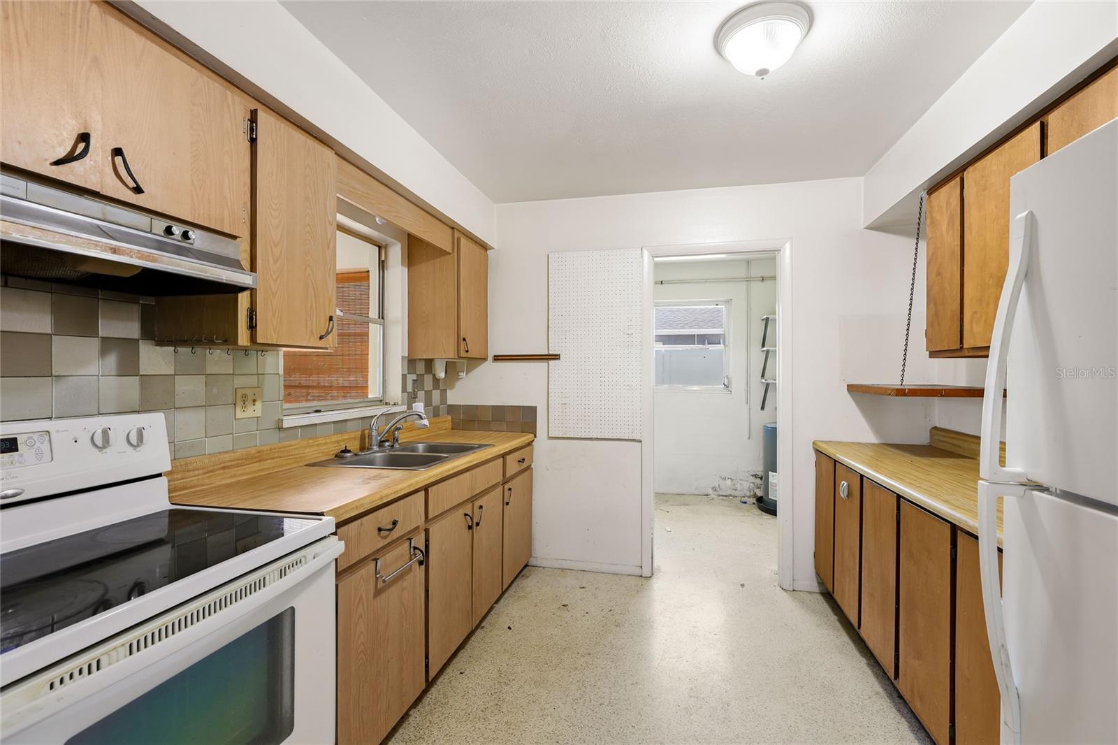 612 CENTER RD — photo 11
