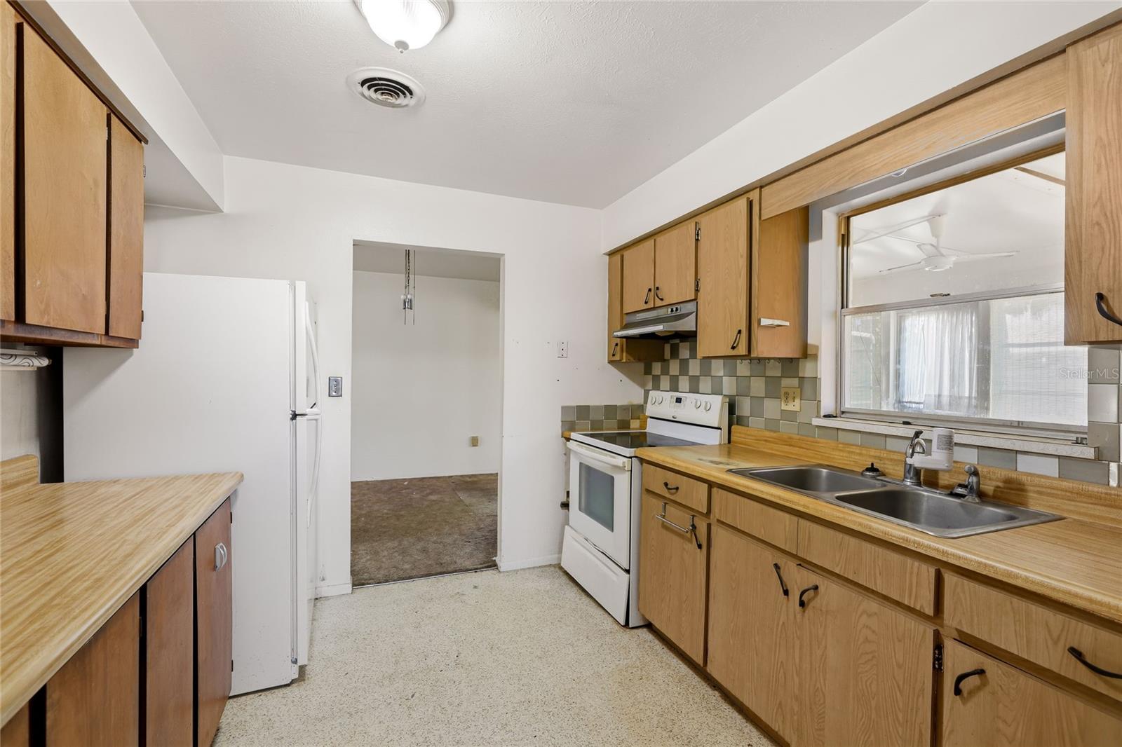 612 CENTER RD — photo 10