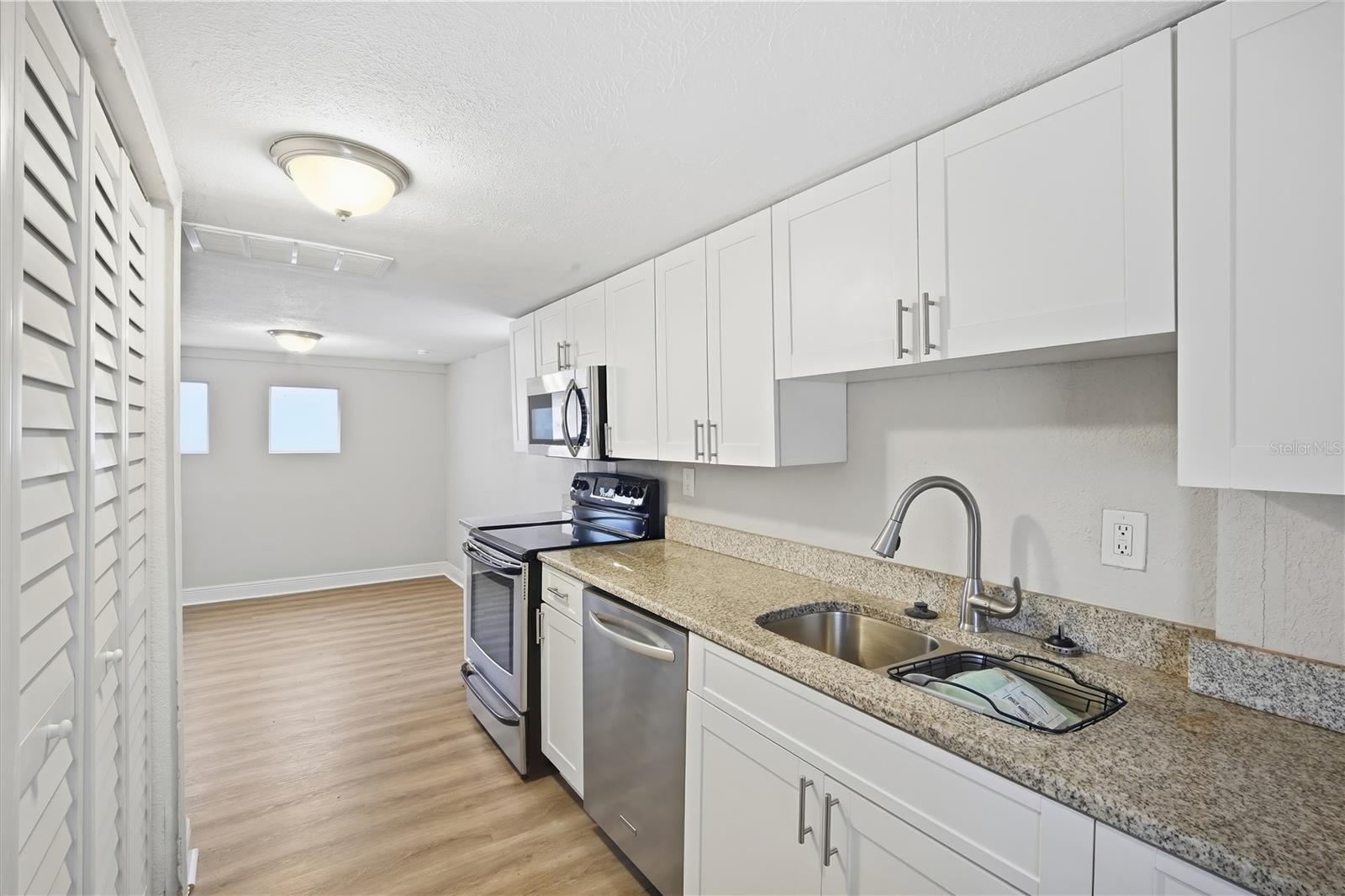 115 W ALLISON CT — photo 8