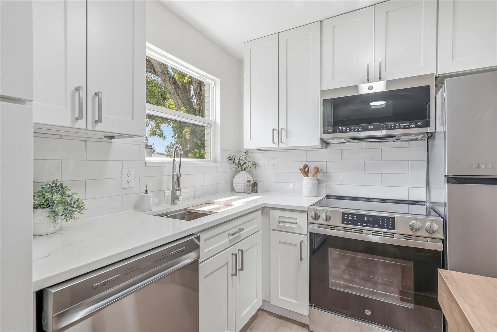 7919 CROTON AVE — photo 13